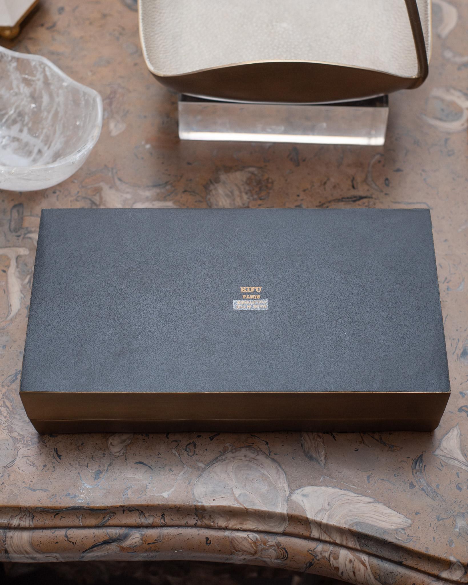 Boîte contemporaine en laiton Kifu Paris avec incrustation de galuchat crème Neuf - En vente à Toronto, ON