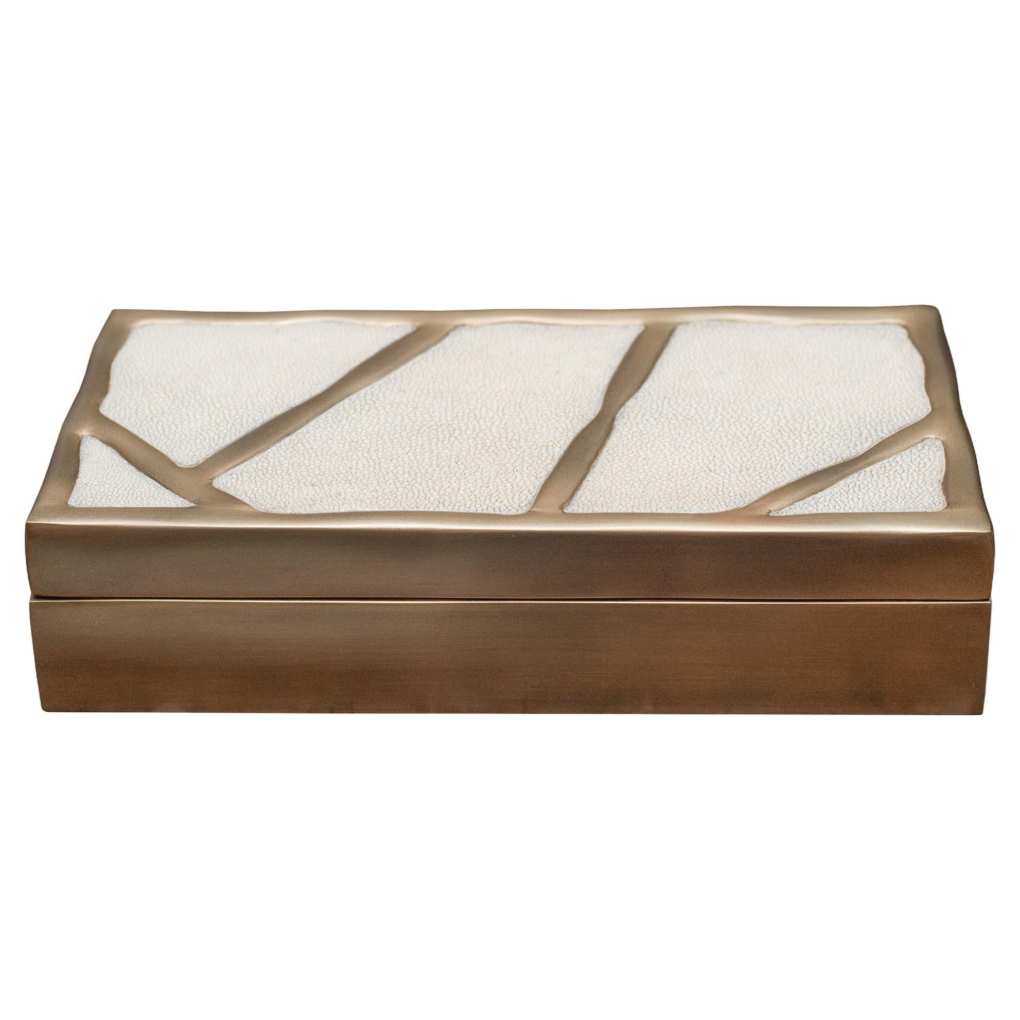 Boîte contemporaine en laiton Kifu Paris avec incrustation de galuchat crème en vente