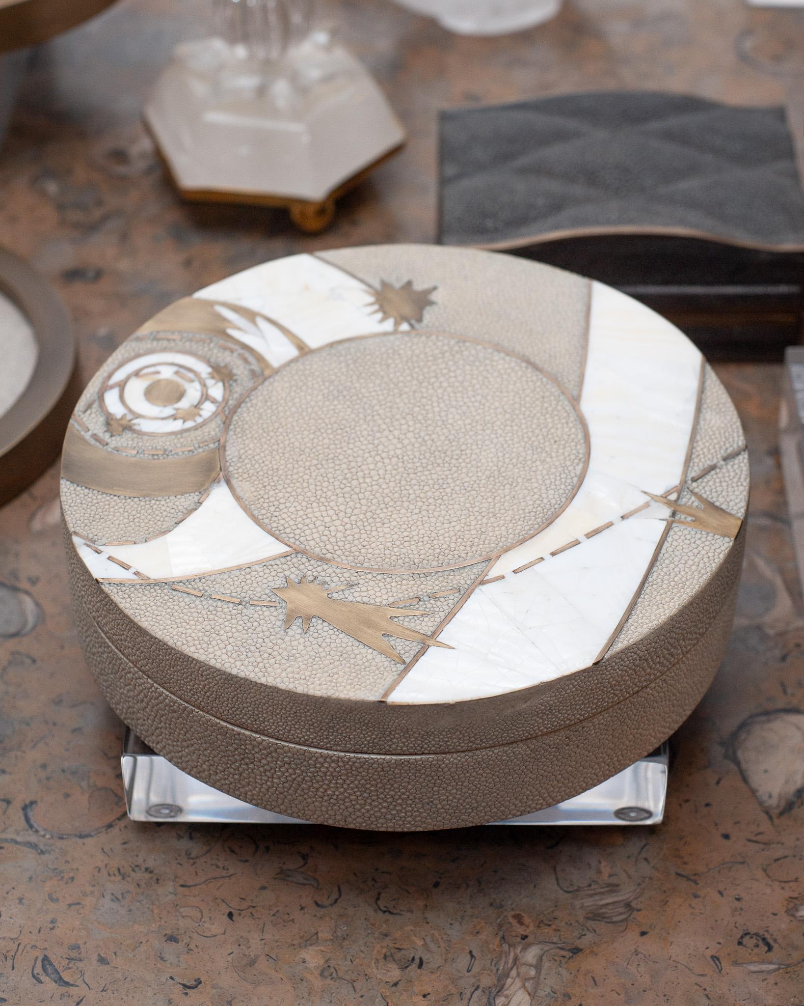 Philippine Contemporary Kifu Paris Round Box with Brass, Creme Shagreen & White Shell Inlay For Sale