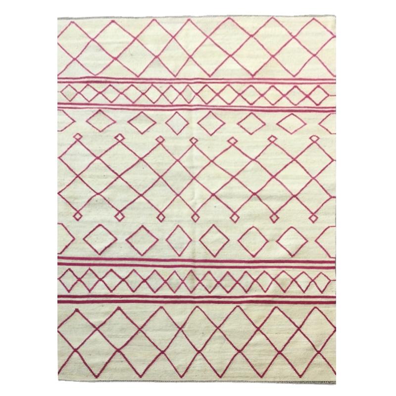 Contemporary kilim handmade in Zigler's craft workshops in Pakistan.
- Handcrafted with aged wool.
- By not having edges, this type of pieces will perfectly focus on a decorative environment.
- Soft, calm and will bring a touch of warmth to the room