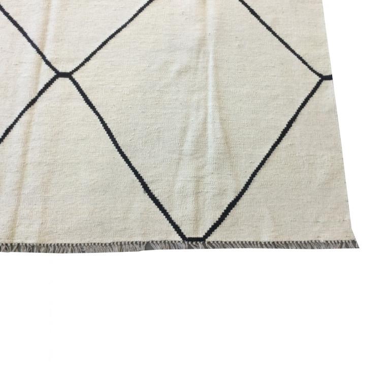 Contemporary kilim handmade in Zigler's craft workshops.
- Handcrafted with aged wool.
- By not having edges, this type of pieces will perfectly focus on a decorative environment.
- Soft, calm and will bring a touch of warmth to the room without