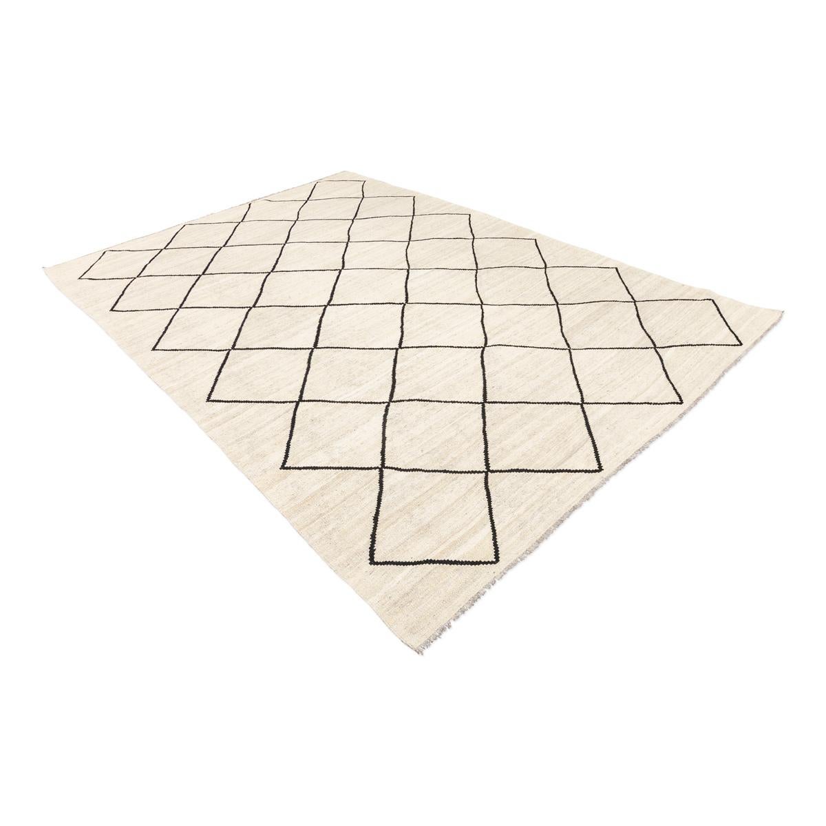 Contemporary Kilim handcrafted in the craft workshops that the Zigler firm has in Pakistan
- Made with aged wool over beige and black colors.
- Its design is a reinterpretation of the rugs of the North Atlas of Morocco. This type of rugs are a