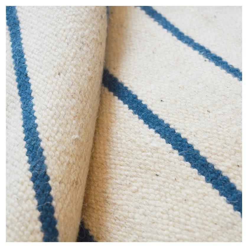 Contemporary kilim handmade in Zigler's craft workshops in Pakistan.
- Handcrafted with wool aged in beige and blue.
- Its design is geometric with rhombuses in measures 3.00 x 1.70 m.
- By not having edges, this type of pieces will perfectly