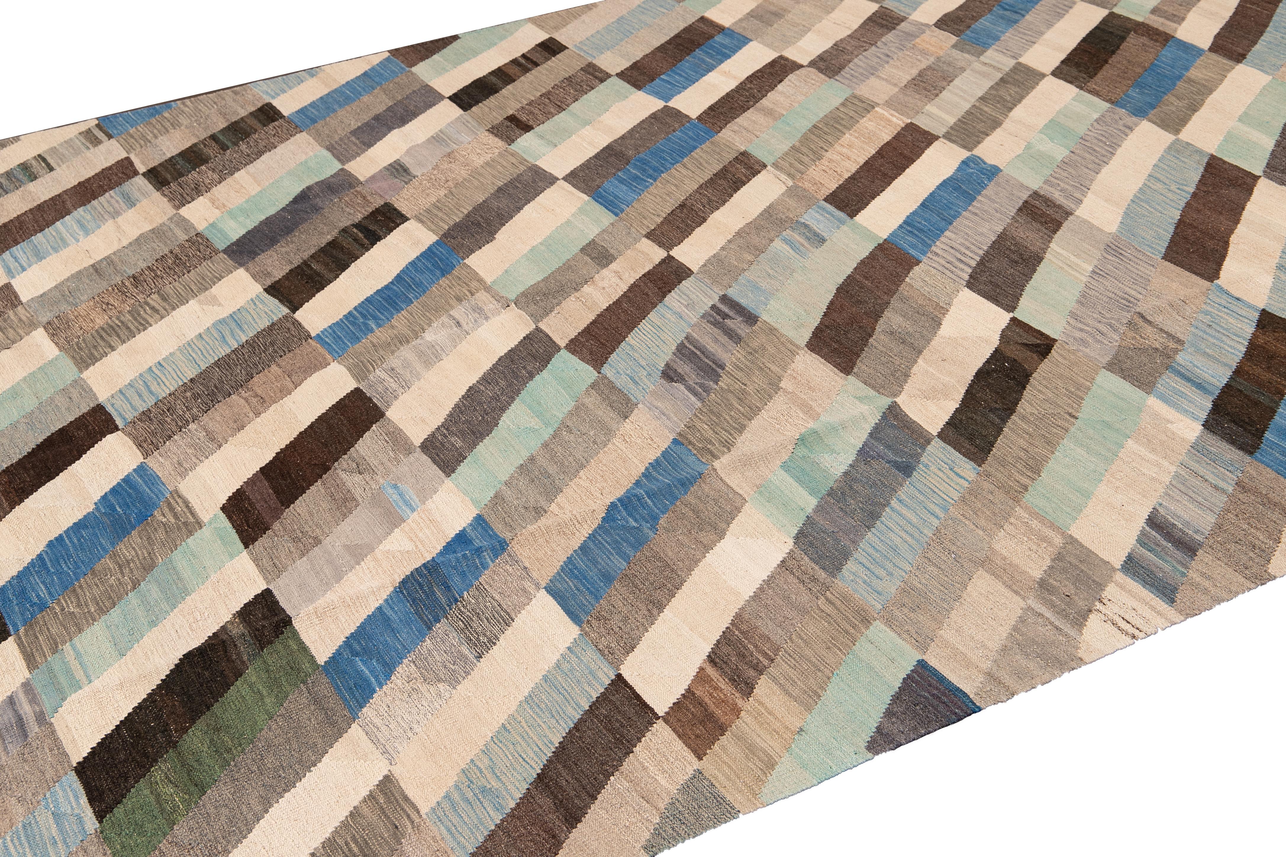 Contemporary Kilim Flatweave Multicolor Geometric Abstract Wool Rug In New Condition For Sale In Norwalk, CT