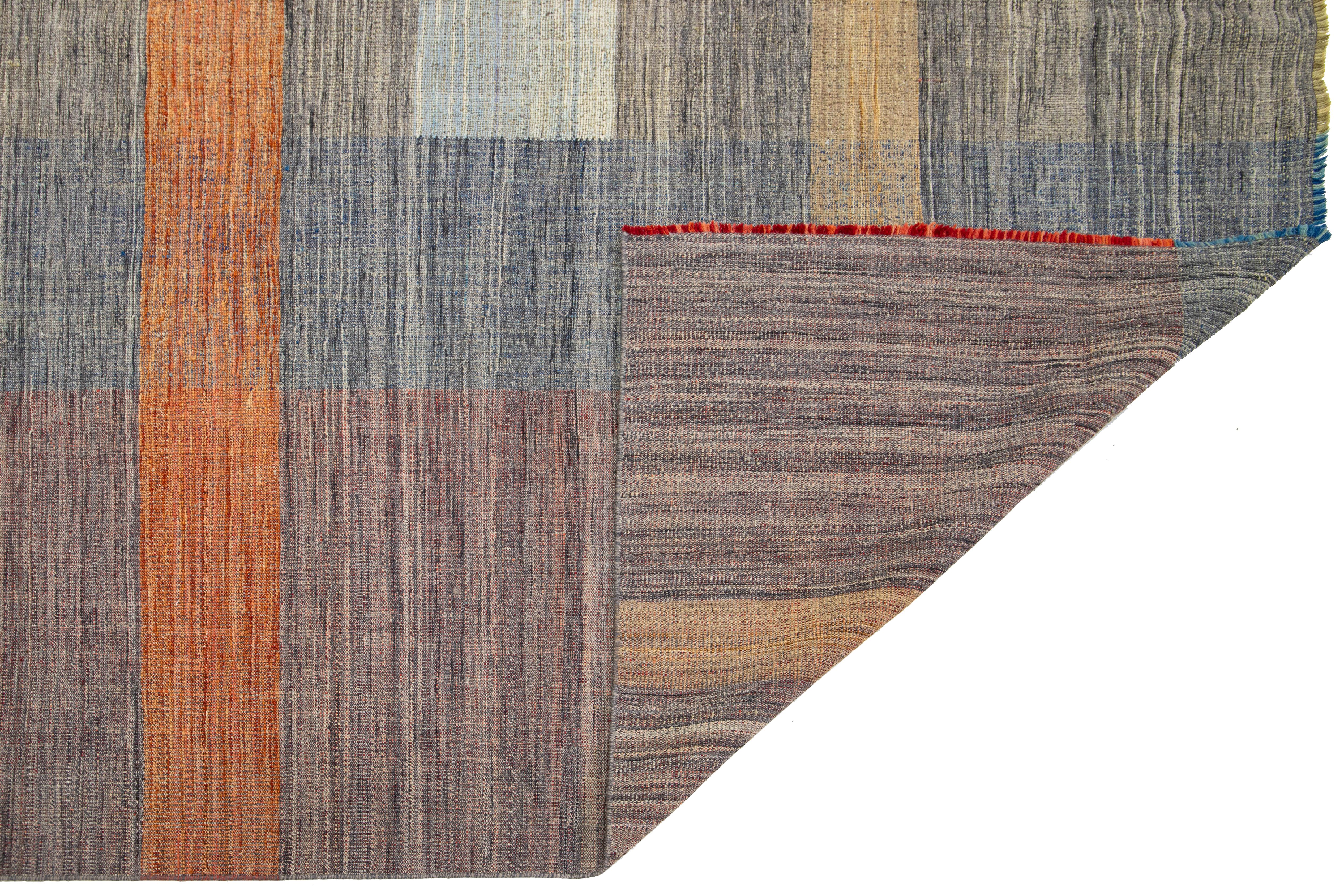 Noué à la main Contemporary Kilim Flatweave Multicolored Wool rug With Geometric Pattern en vente