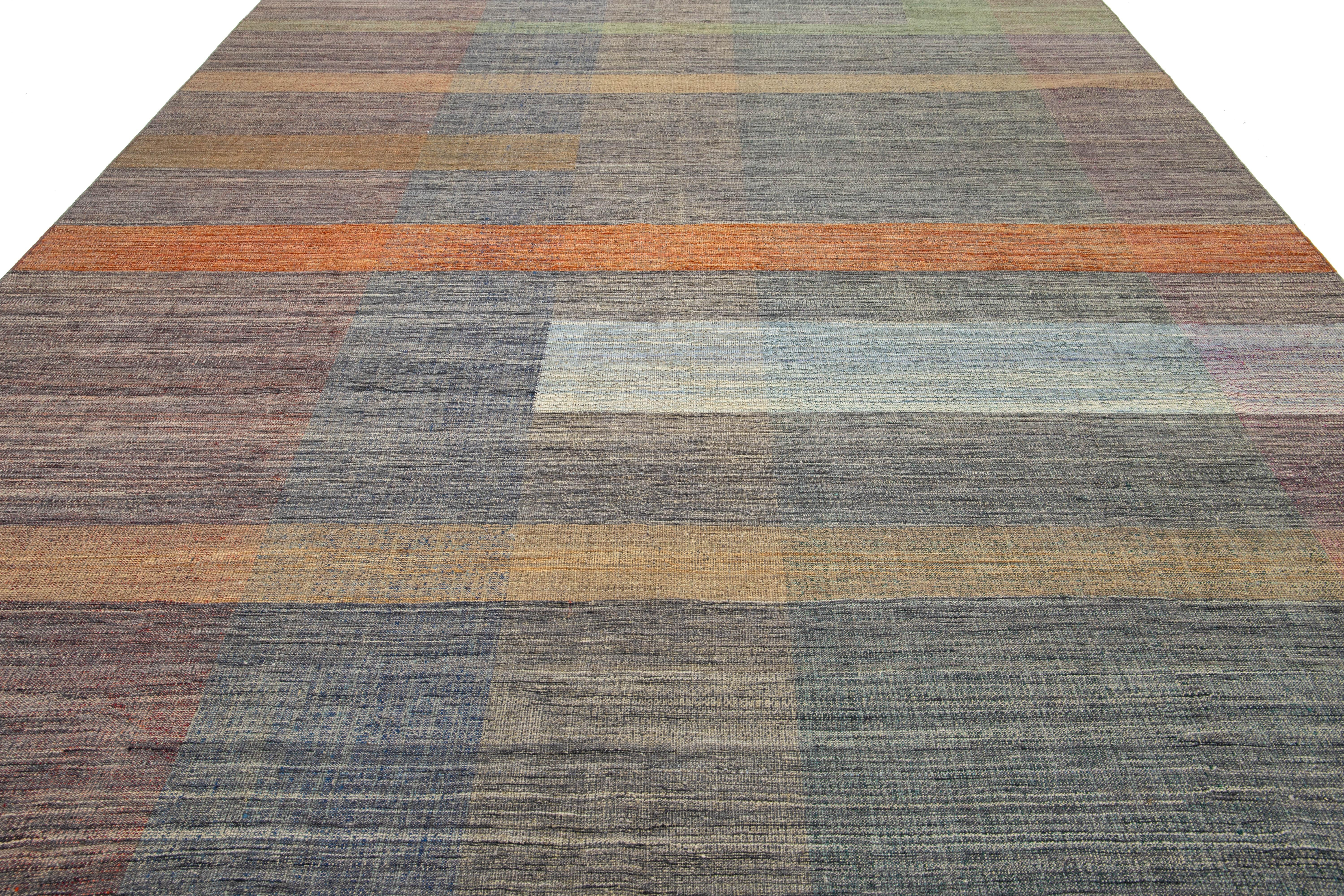 XXIe siècle et contemporain Contemporary Kilim Flatweave Multicolored Wool rug With Geometric Pattern en vente