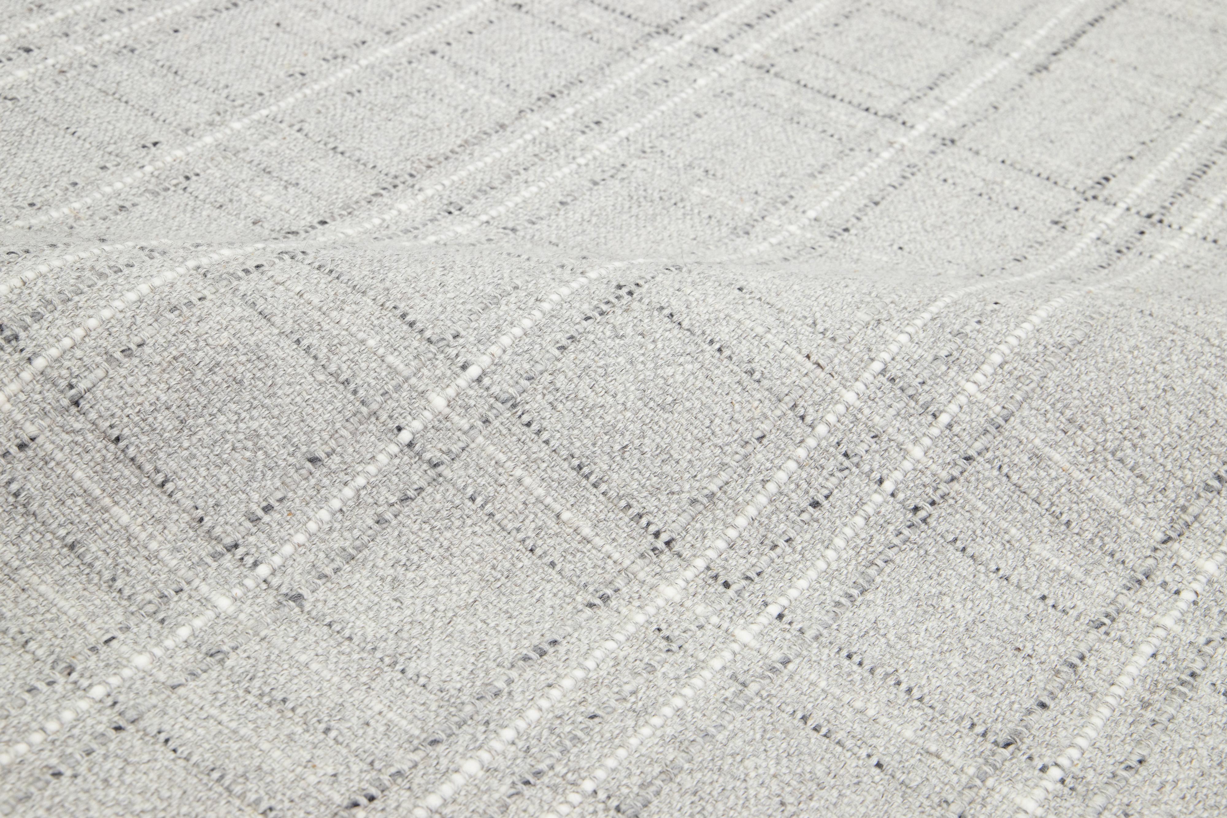 Contemporary Kilim Flachgewebe Wollteppich in grau mit geometrischen Muster von Apadana im Angebot 2