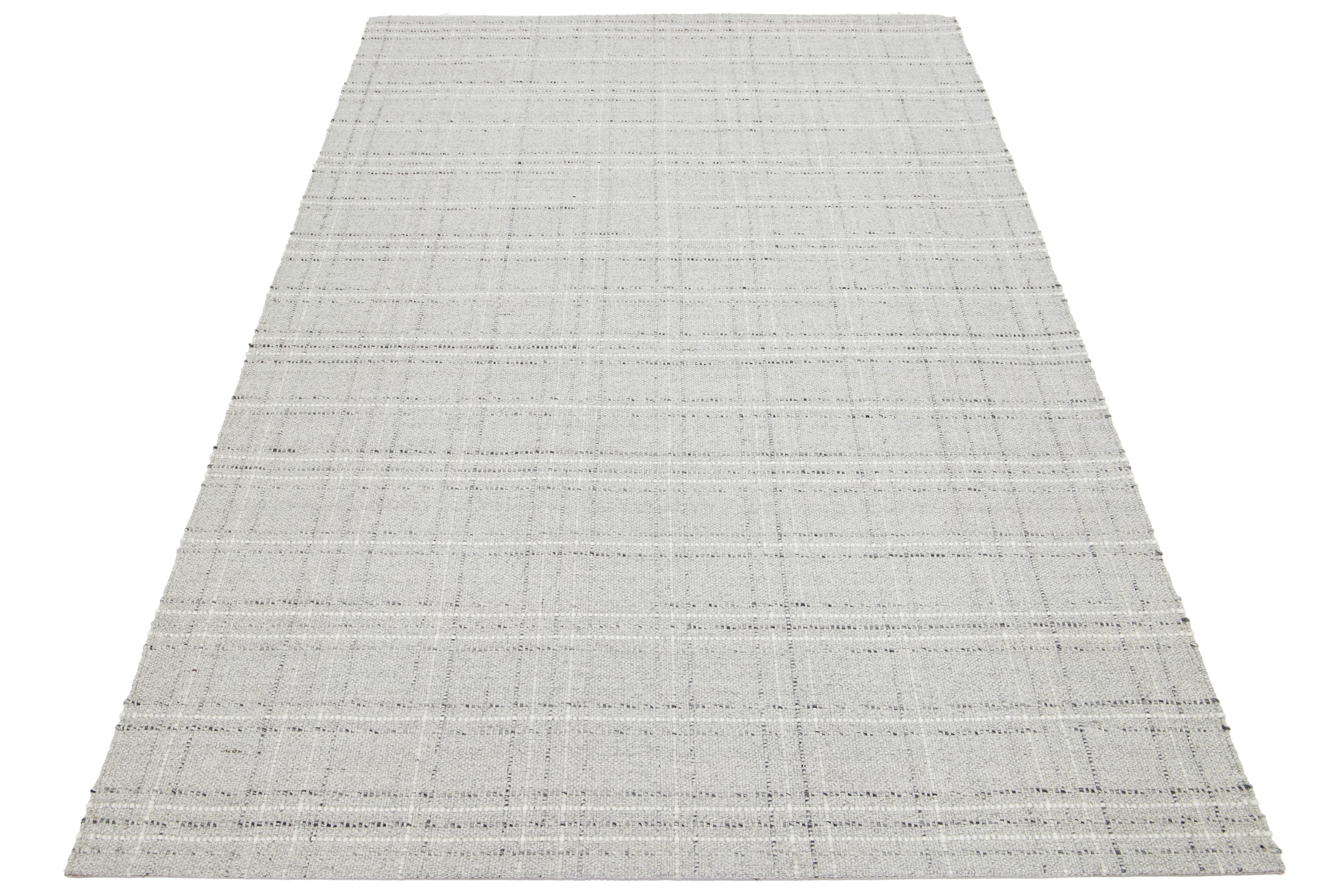 Dies ist ein schöner Kelim handgefertigt Wolle Teppich mit einem beige Feld. Dieser maßgefertigte moderne Flachgewebe-Teppich aus unserer Nantucket Collection hat graue Akzente und ein wunderschönes geometrisches Allover-Muster.

Dieser Teppich