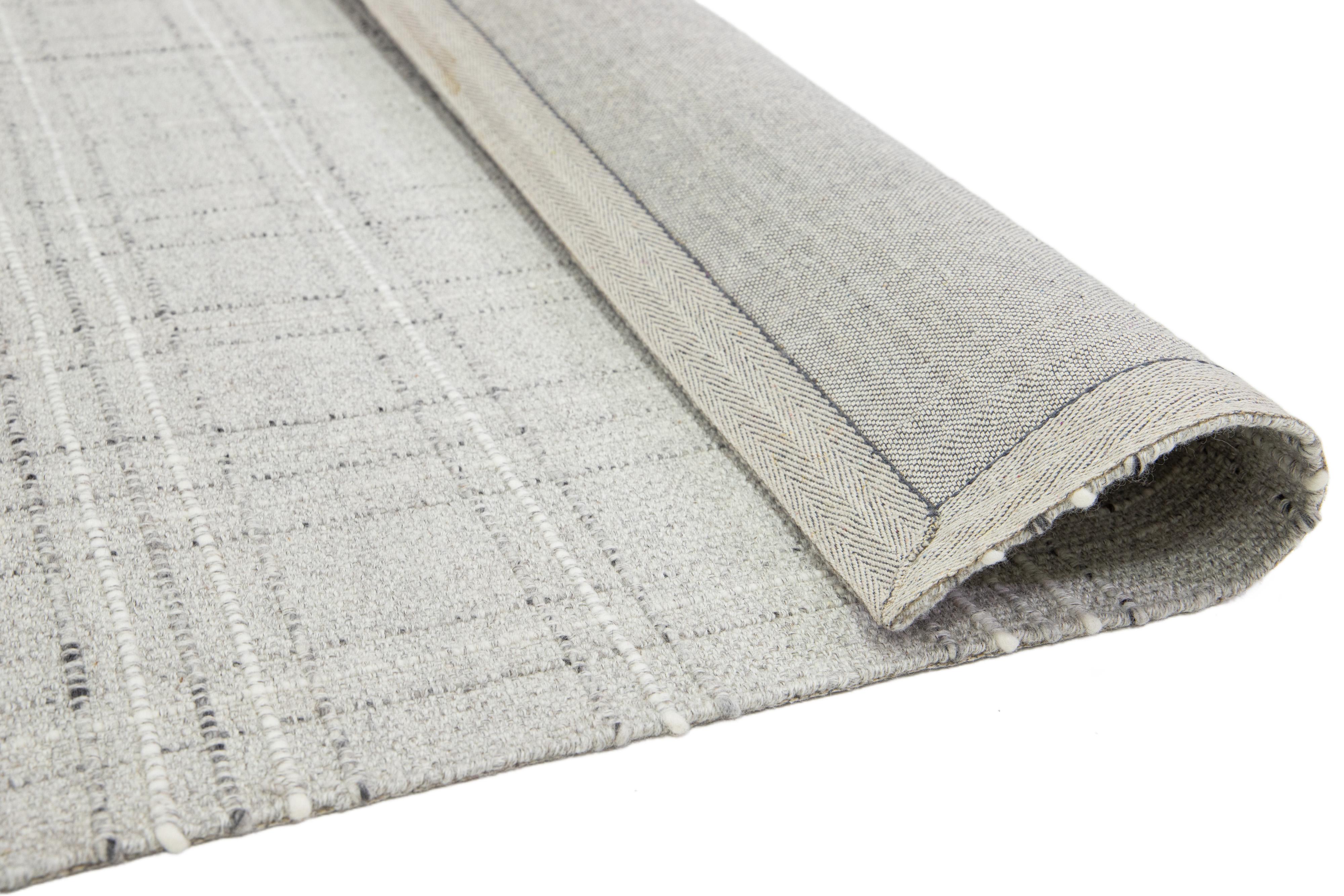 Contemporary Kilim Flachgewebe Wollteppich in grau mit geometrischen Muster von Apadana (Kelim) im Angebot