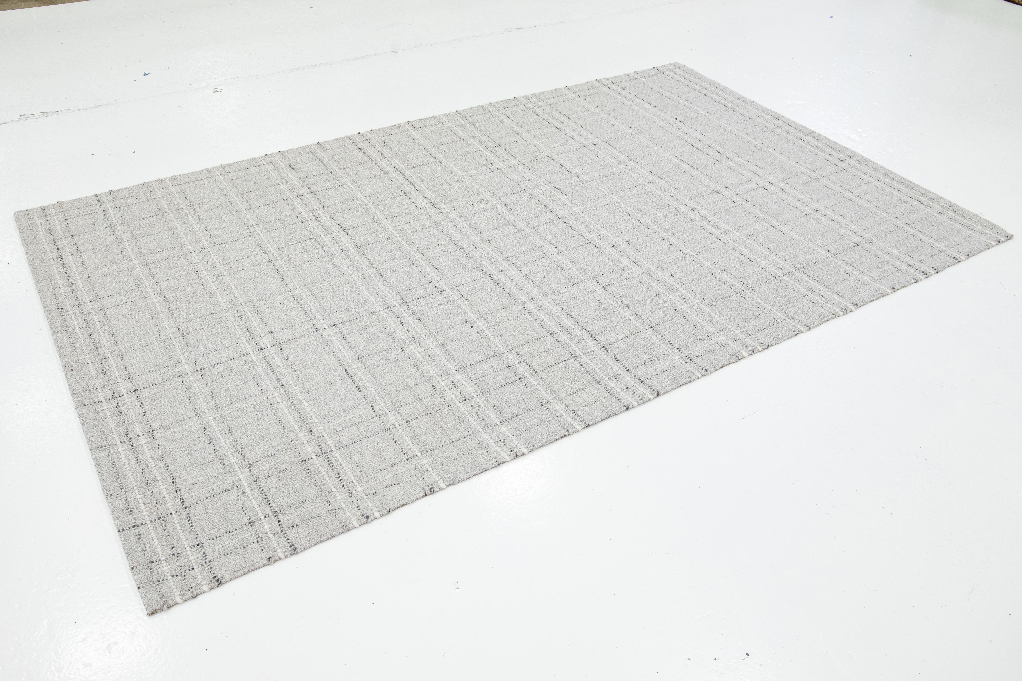 Contemporary Kilim Flachgewebe Wollteppich in grau mit geometrischen Muster von Apadana (Indisch) im Angebot