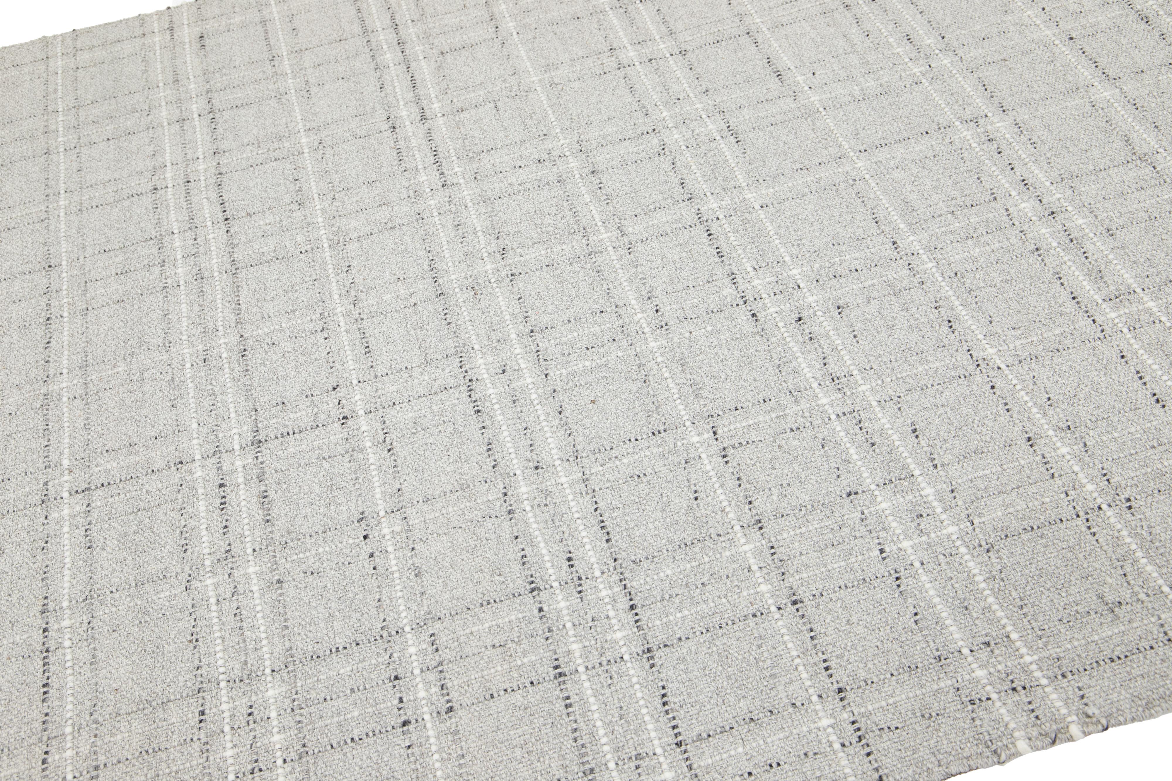 Contemporary Kilim Flachgewebe Wollteppich in grau mit geometrischen Muster von Apadana (Handgeknüpft) im Angebot