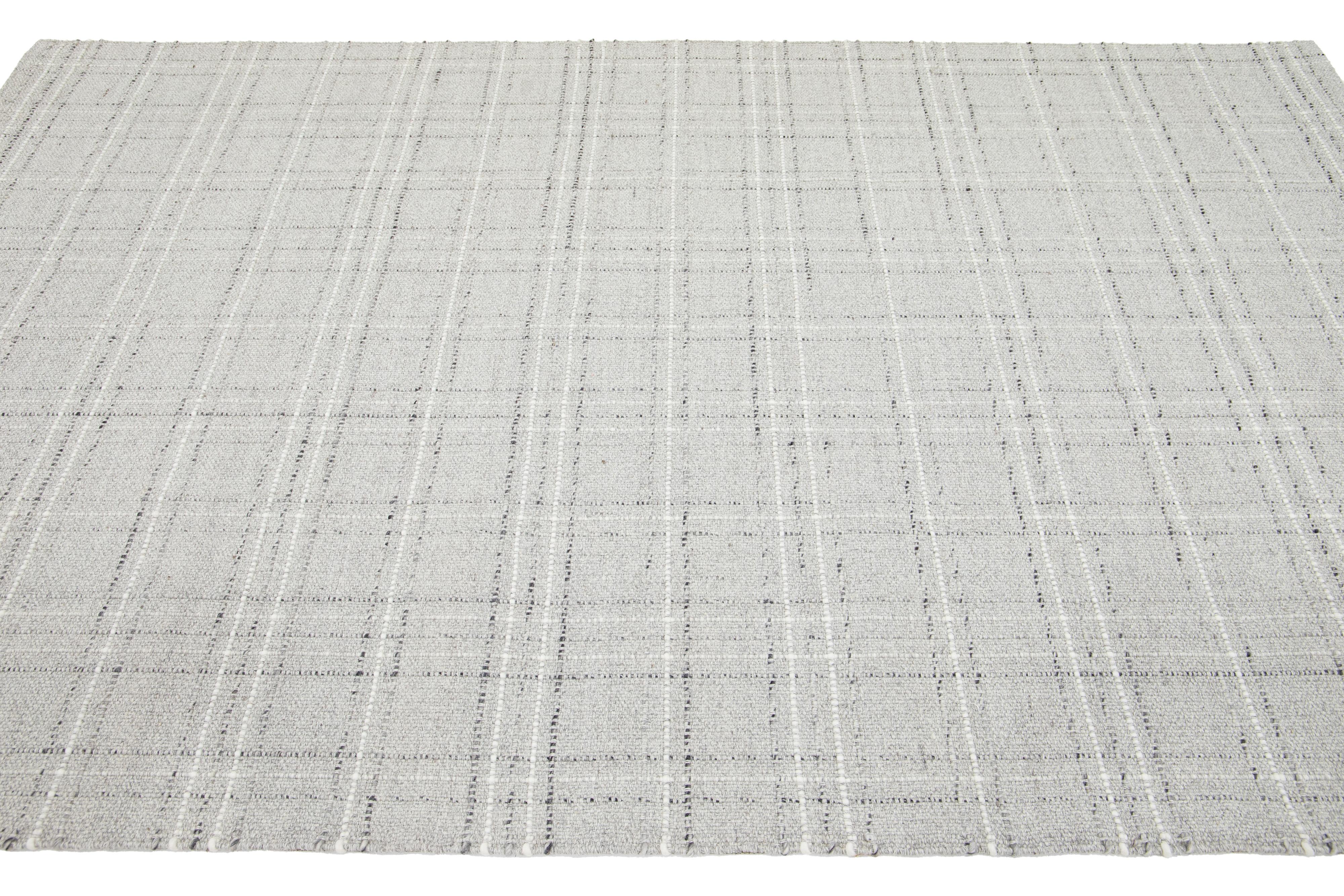 Contemporary Kilim Flachgewebe Wollteppich in grau mit geometrischen Muster von Apadana im Zustand „Neu“ im Angebot in Norwalk, CT