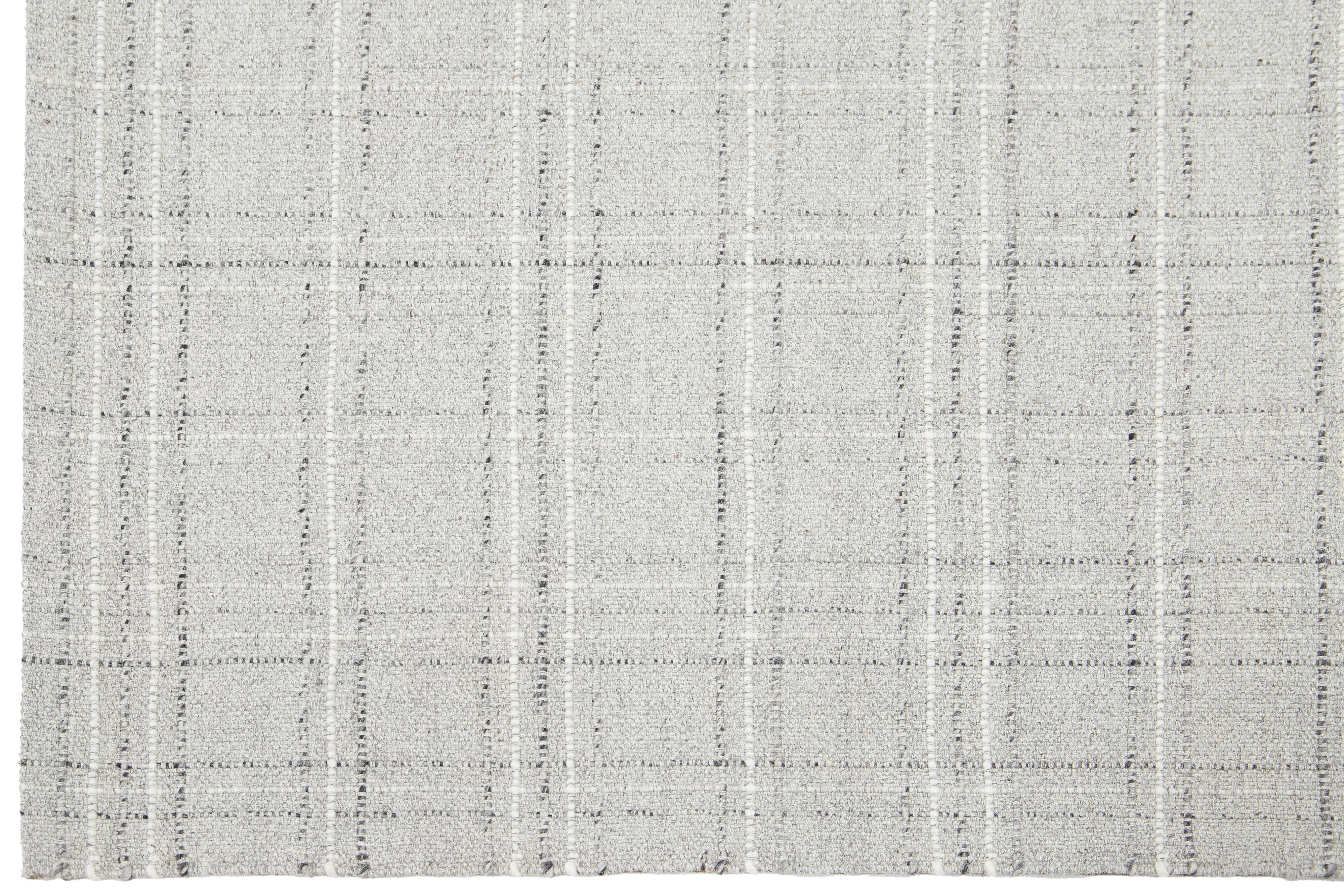 Contemporary Kilim Flachgewebe Wollteppich in grau mit geometrischen Muster von Apadana (21. Jahrhundert und zeitgenössisch) im Angebot
