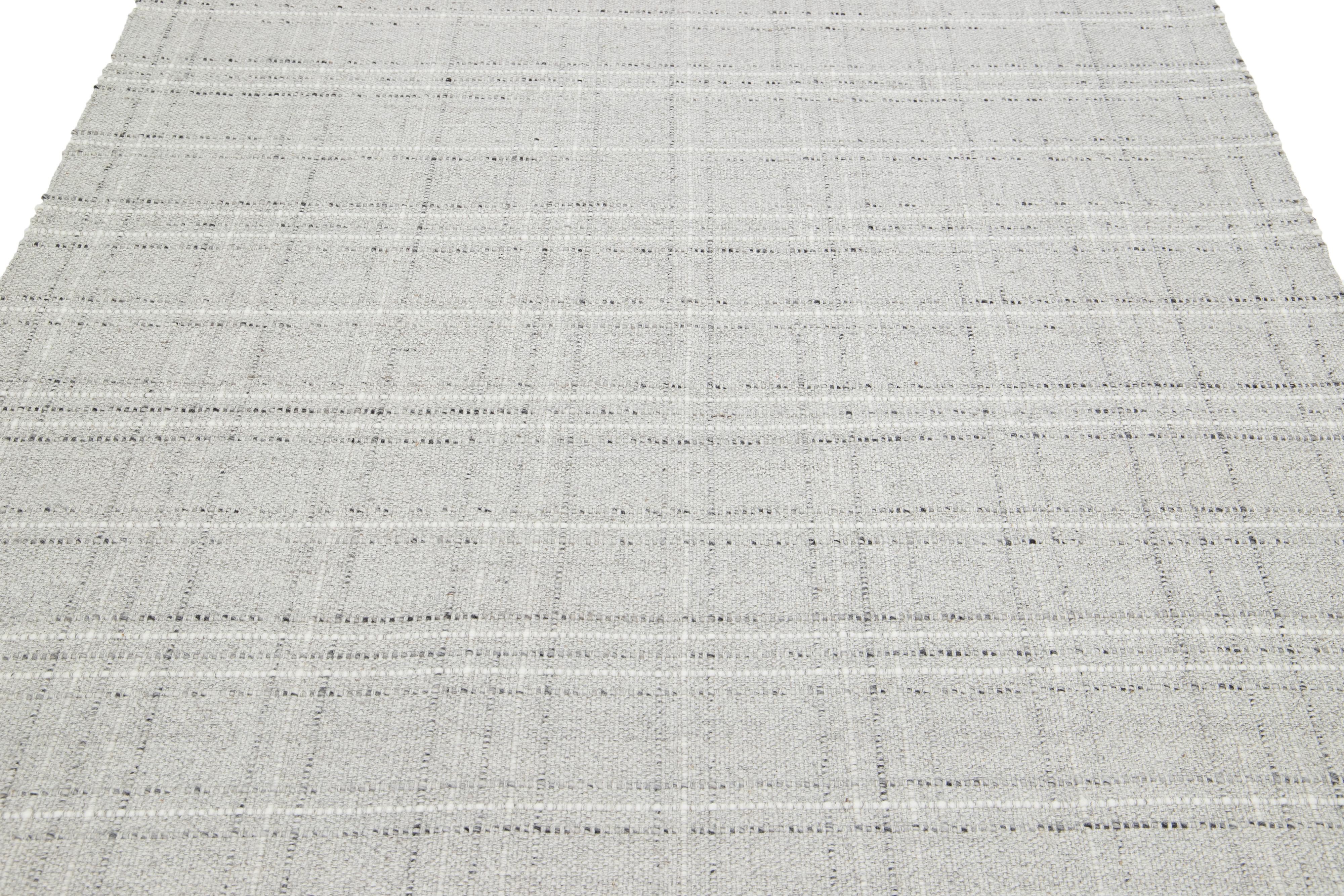 Contemporary Kilim Flachgewebe Wollteppich in grau mit geometrischen Muster von Apadana (Wolle) im Angebot