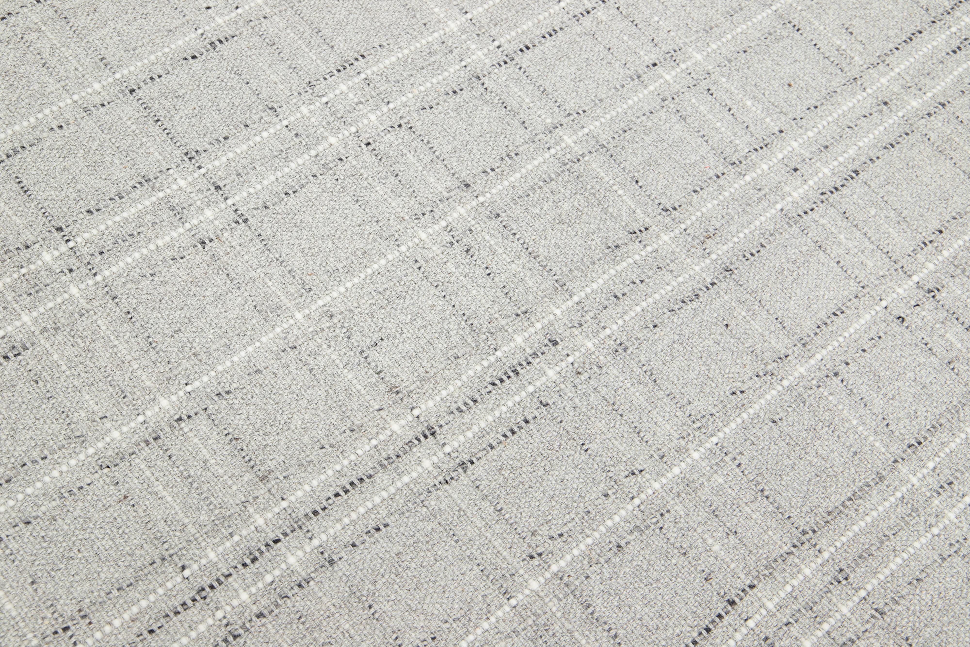 Contemporary Kilim Flachgewebe Wollteppich in grau mit geometrischen Muster von Apadana im Angebot 1