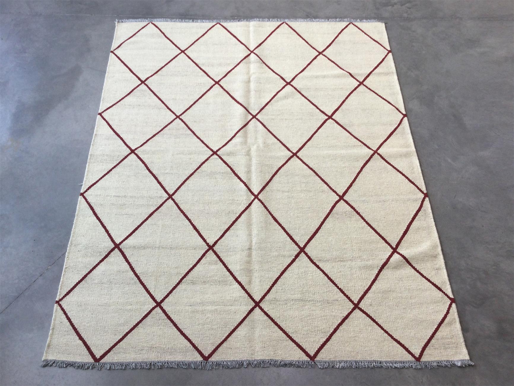 Contemporary kilim handcrafted with aged wool.
- By not having borders this type of pieces will focus perfectly on a decorative environment.
- Modern and with character that will add a touch of elegance and design to the room.
- Our clients love