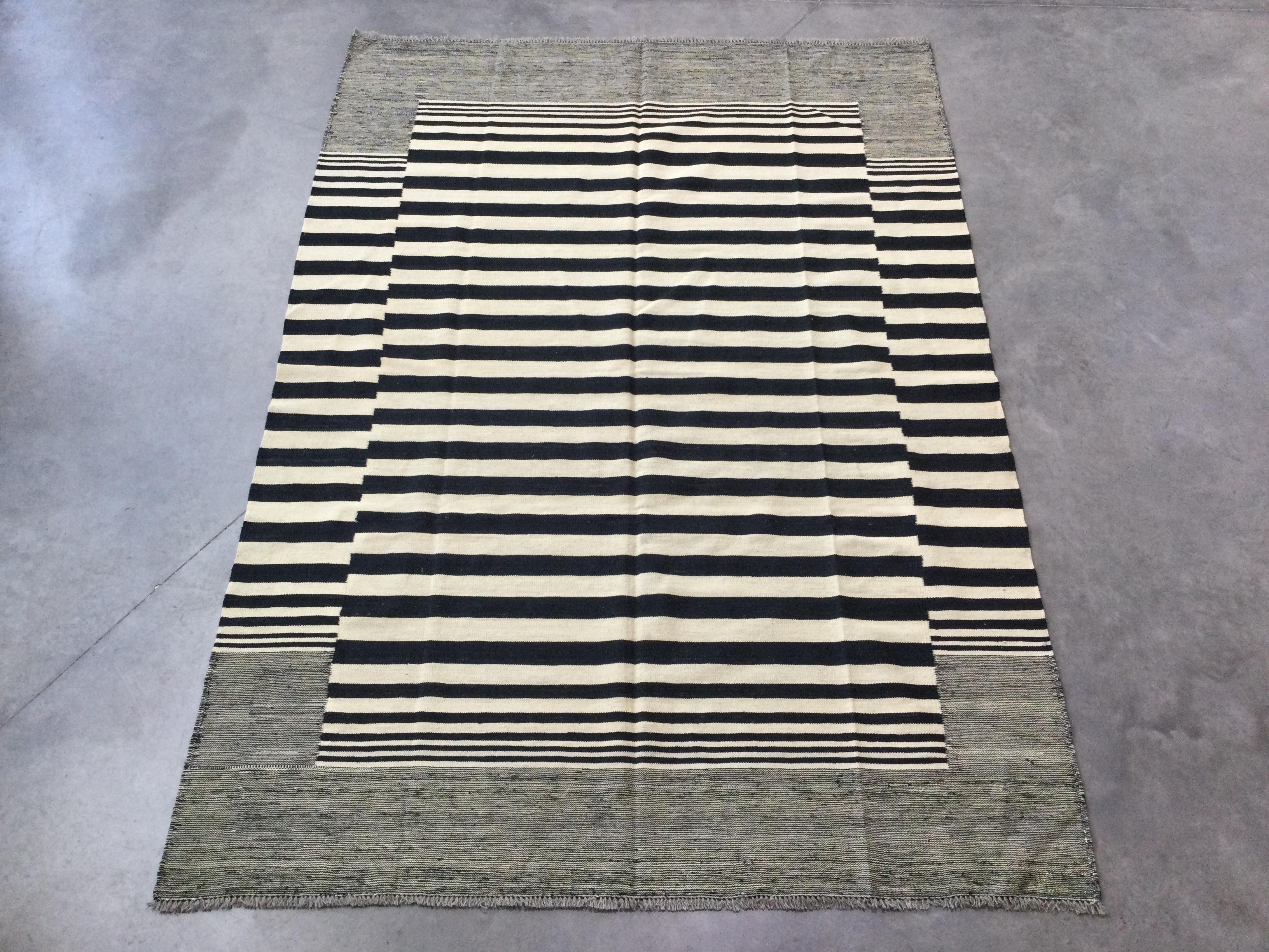 Hand-Woven Contemporary Kilim. Geometric Design. 3.05 X 2.17 m For Sale