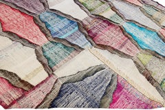 Zeitgenössischer handgefertigter geometrischer mehrfarbiger Wollteppich aus Kelim