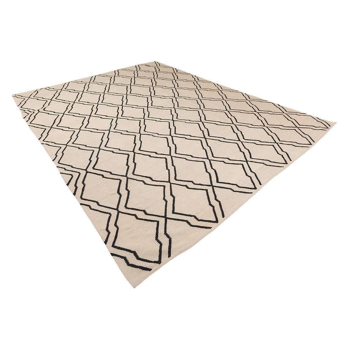 Contemporary kilim handcrafted in the craft workshops that the Zigler firm has in Egypt
- Elaborated manually with aged wool
- Its design is modern and modern. A series of diamonds in black on a beige background in various intensity ranges
-