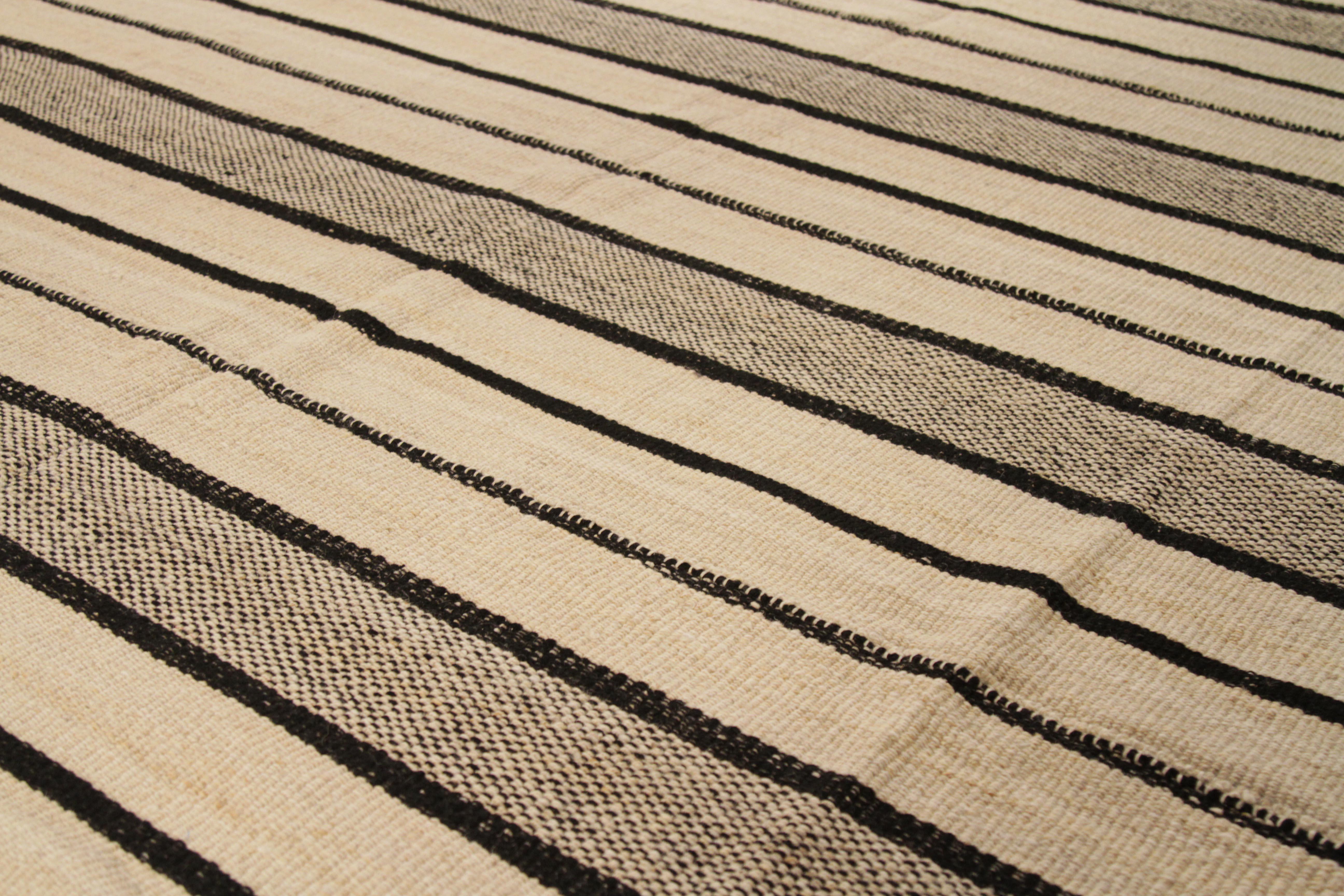 Zeitgenössischer persischer Kelim-Teppich in Beige mit schwarzen und braunen Streifen (Persisch) im Angebot
