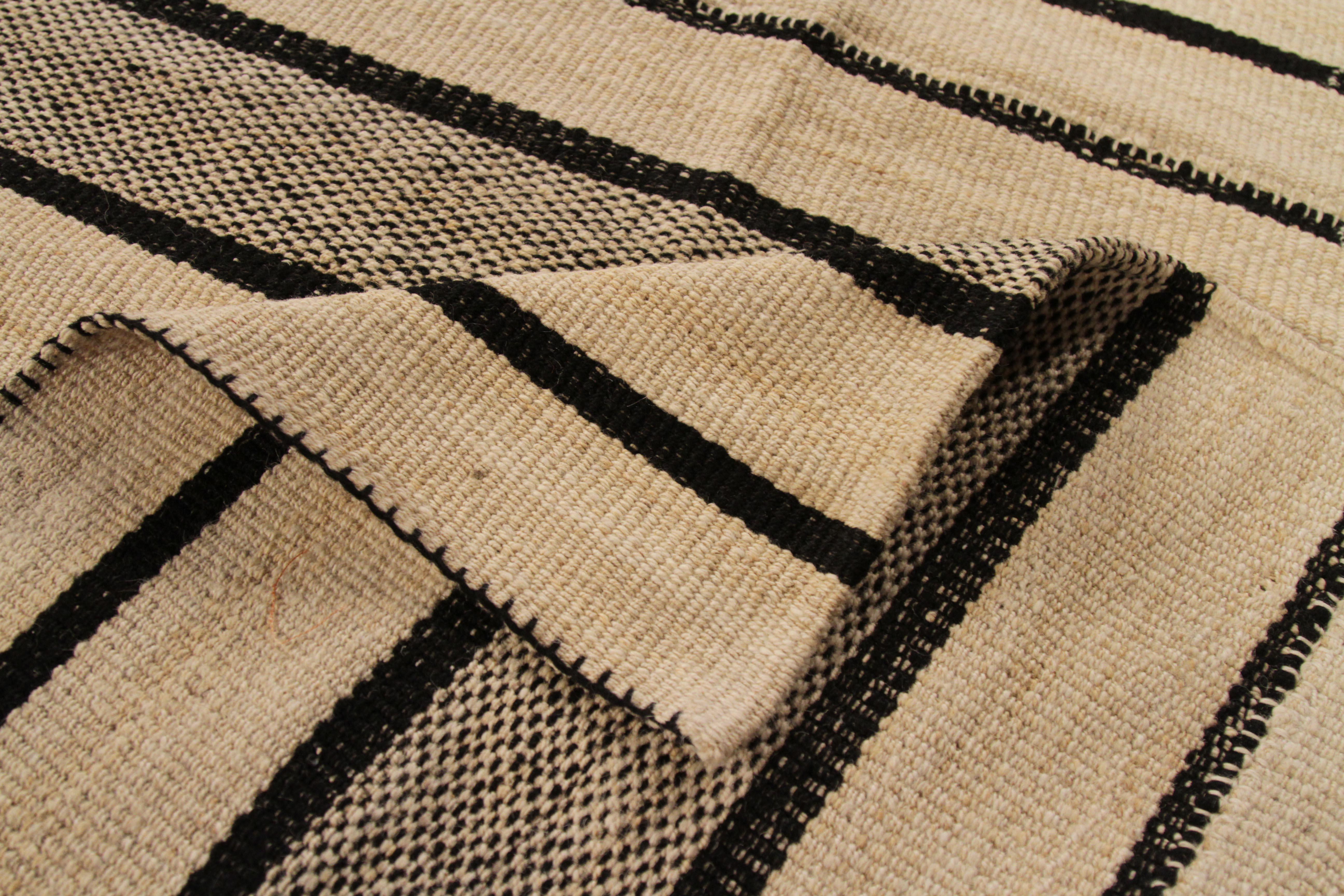 Zeitgenössischer persischer Kelim-Teppich in Beige mit schwarzen und braunen Streifen (Handgewebt) im Angebot