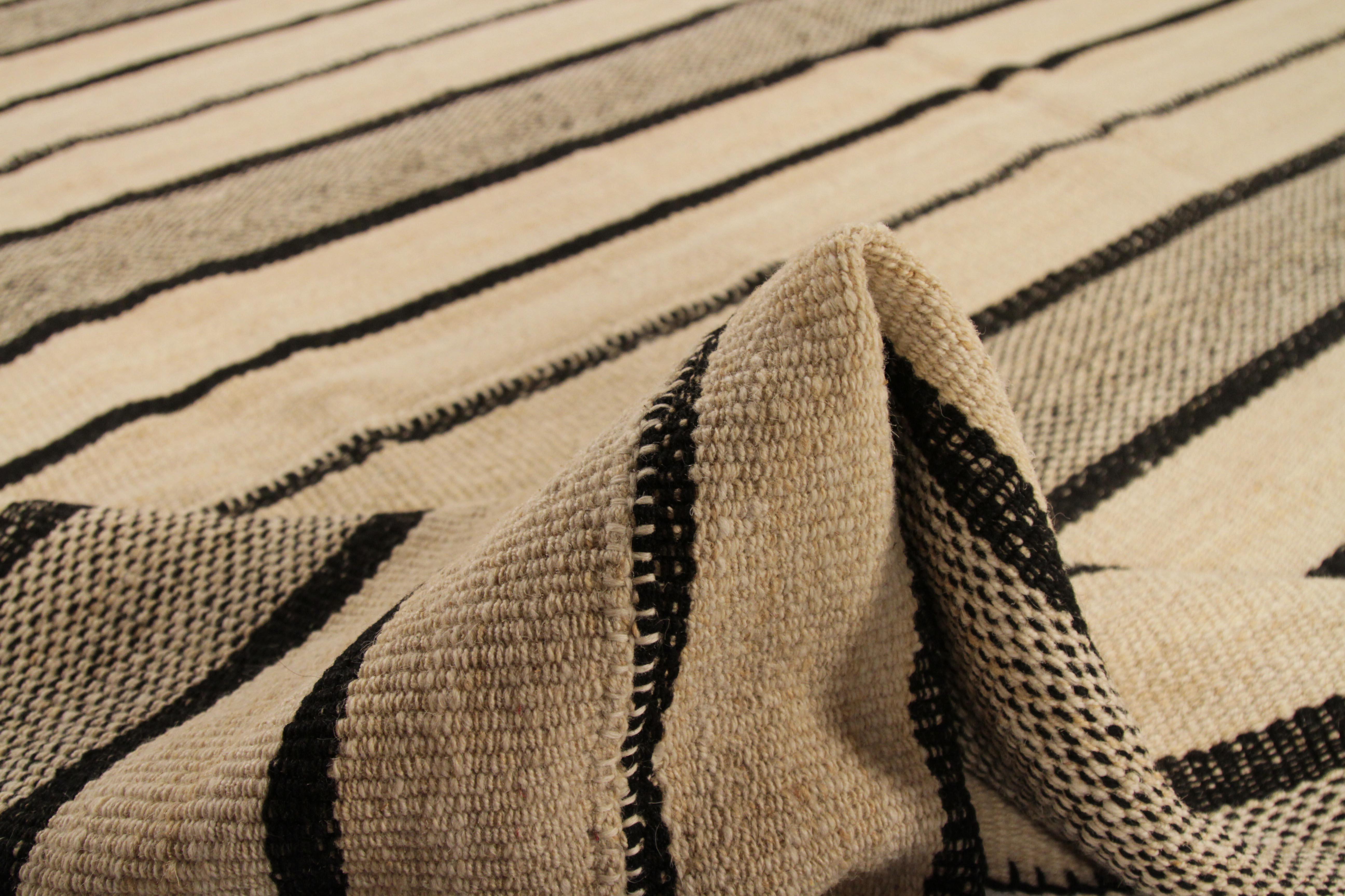 Zeitgenössischer persischer Kelim-Teppich in Beige mit schwarzen und braunen Streifen im Angebot 1