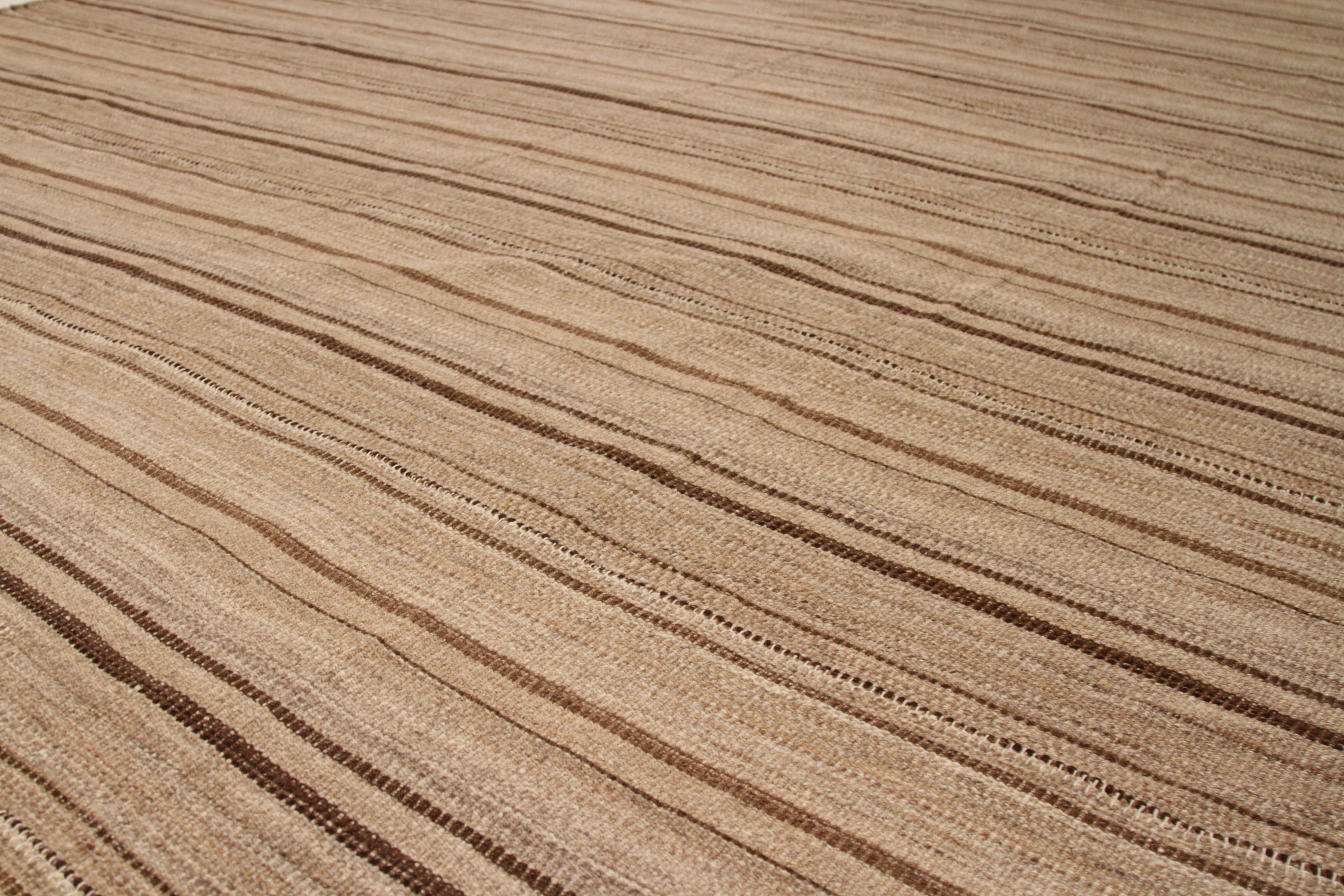 Zeitgenössischer persischer Kelim-Teppich mit rustikalen braunen und schwarzen Streifen (Persisch) im Angebot