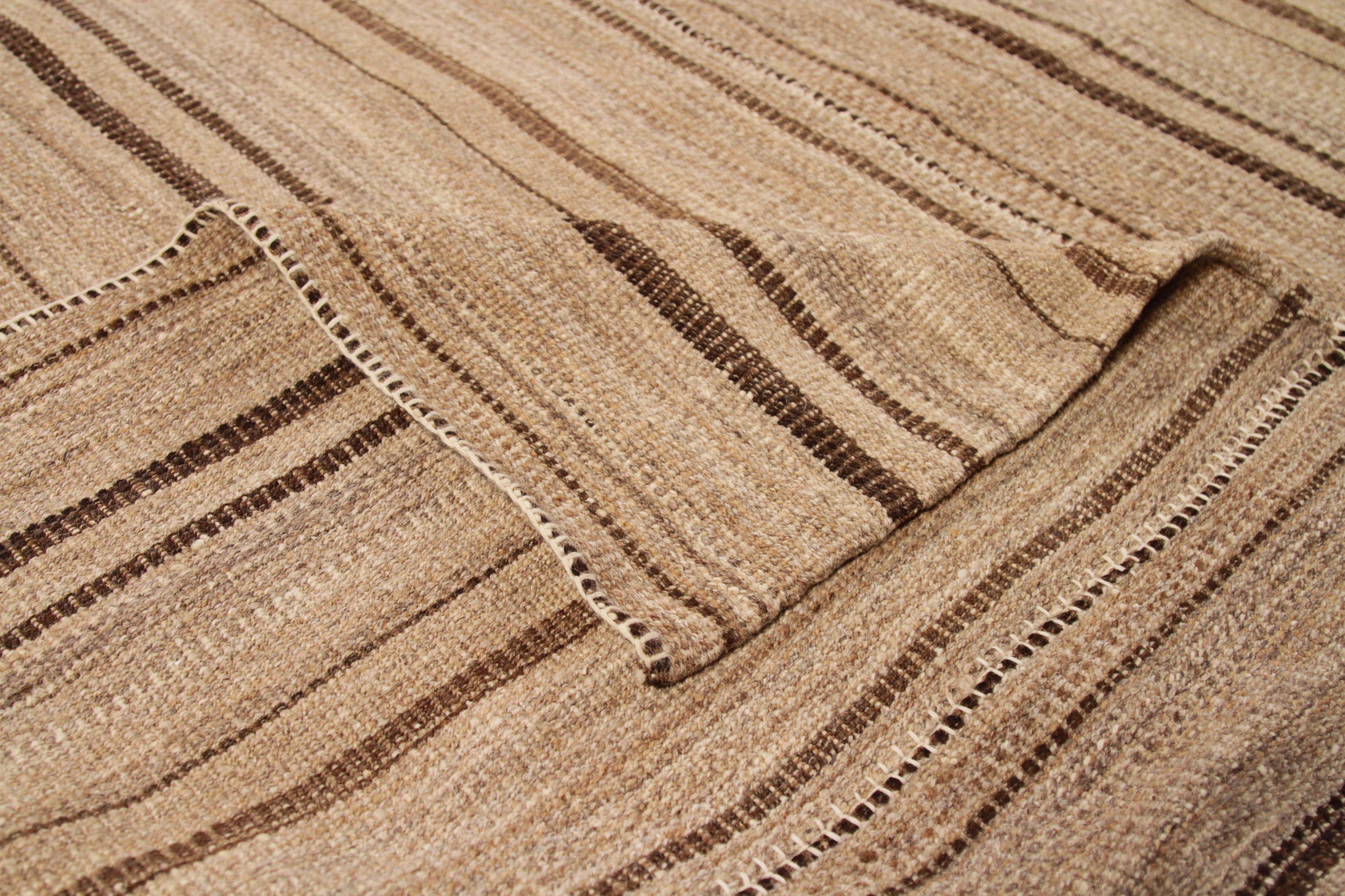 Zeitgenössischer persischer Kelim-Teppich mit rustikalen braunen und schwarzen Streifen (Handgewebt) im Angebot