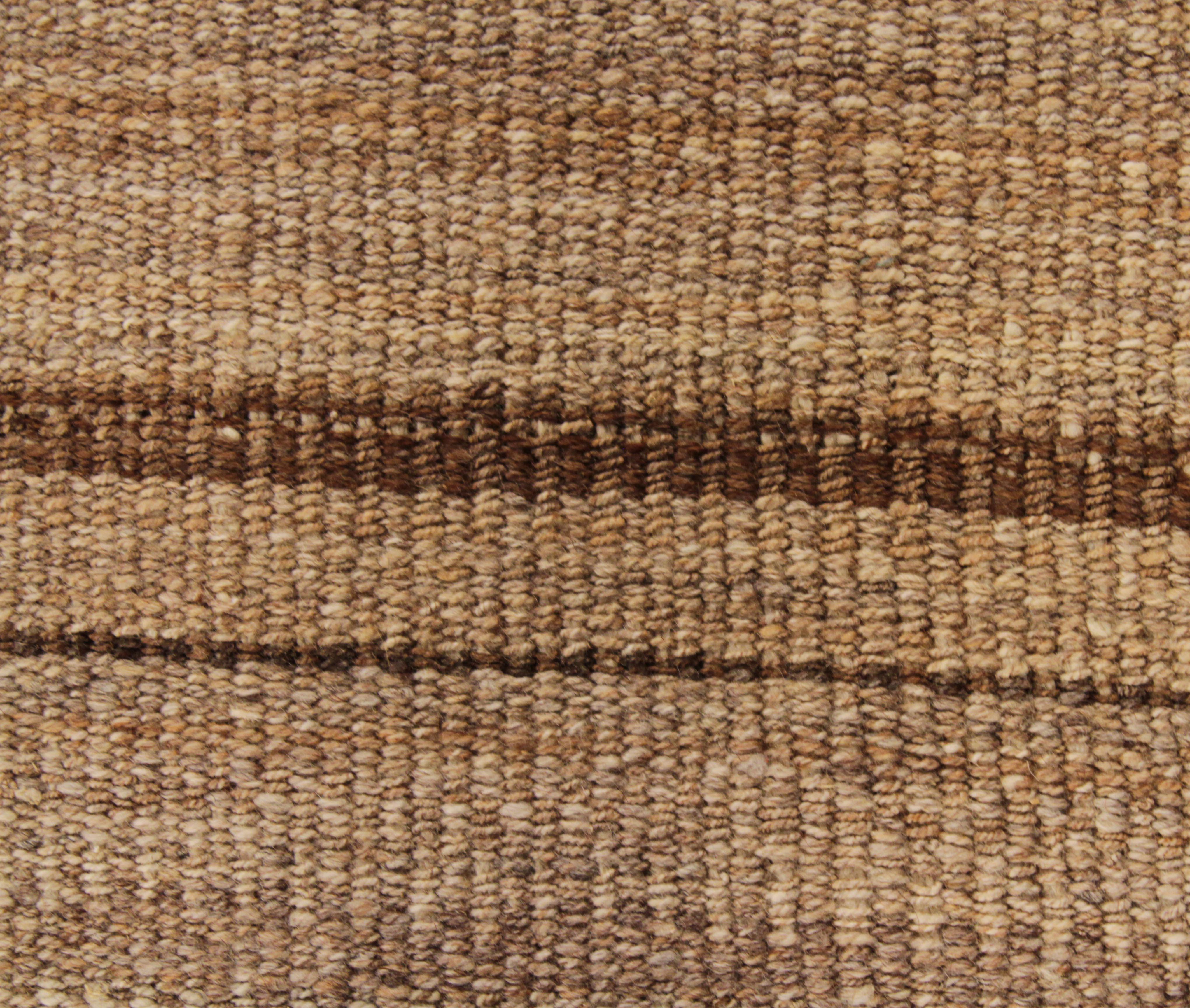 Zeitgenössischer persischer Kelim-Teppich mit rustikalen braunen und schwarzen Streifen im Zustand „Neu“ im Angebot in Dallas, TX