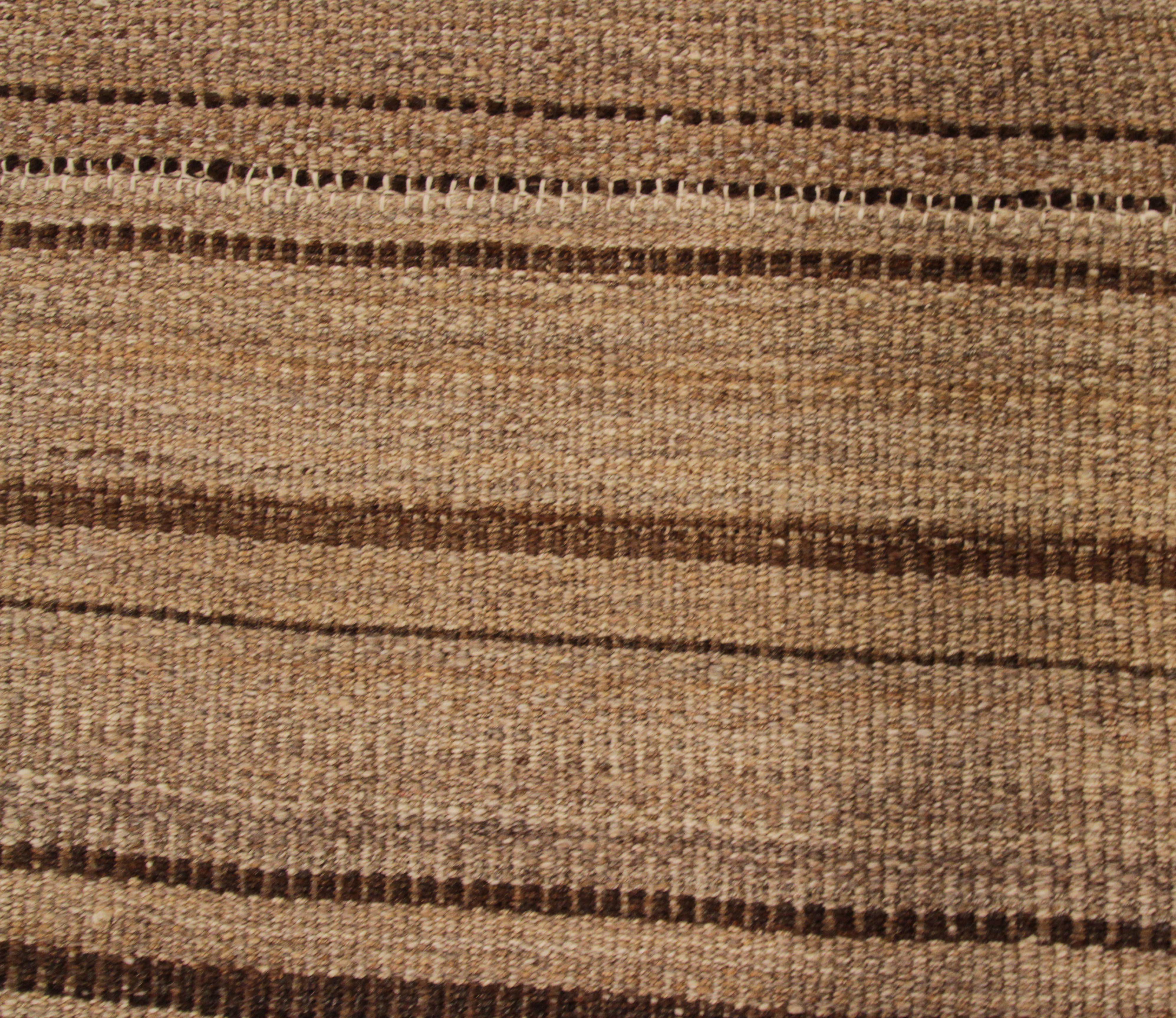 Zeitgenössischer persischer Kelim-Teppich mit rustikalen braunen und schwarzen Streifen (21. Jahrhundert und zeitgenössisch) im Angebot