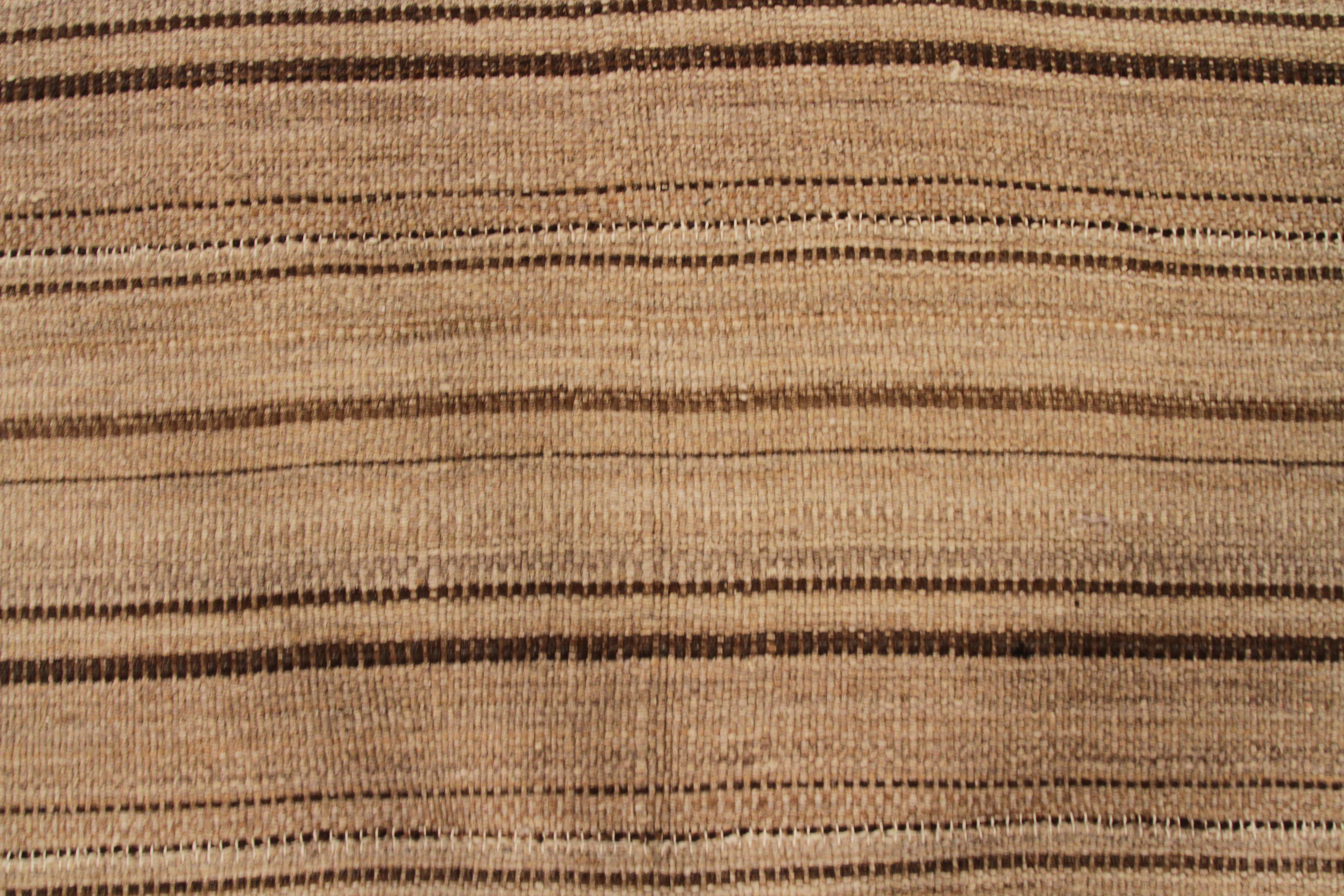 Zeitgenössischer persischer Kelim-Teppich mit rustikalen braunen und schwarzen Streifen (Wolle) im Angebot