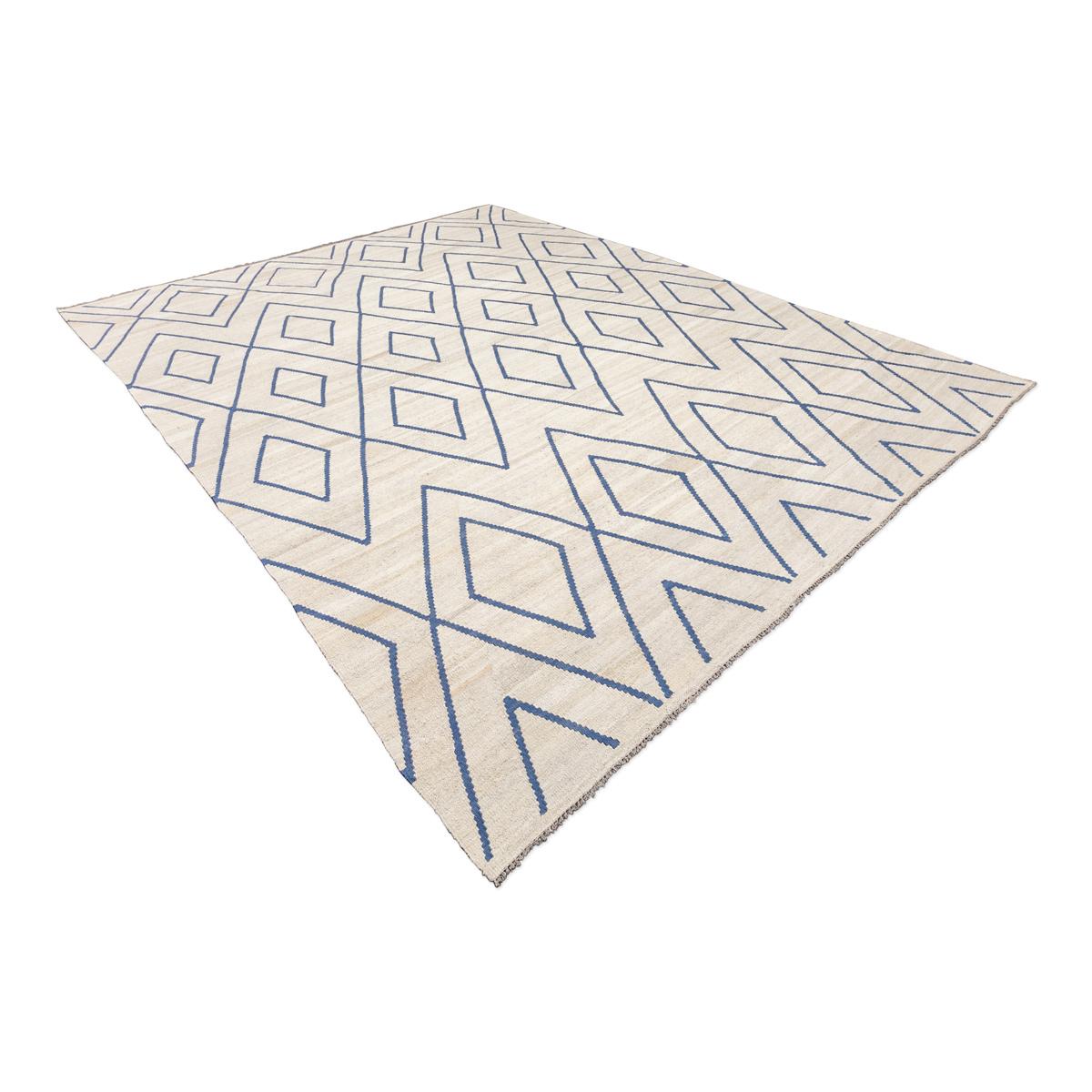 Contemporary kilim handcrafted in the craft workshops that the Zigler firm has in Pakistan.
- Made with aged wool.
- Measures: 2,80 x 3,60 m.
- Its design is a reinterpretation of the rugs of the North Atlas of Morocco. This type of rugs are a