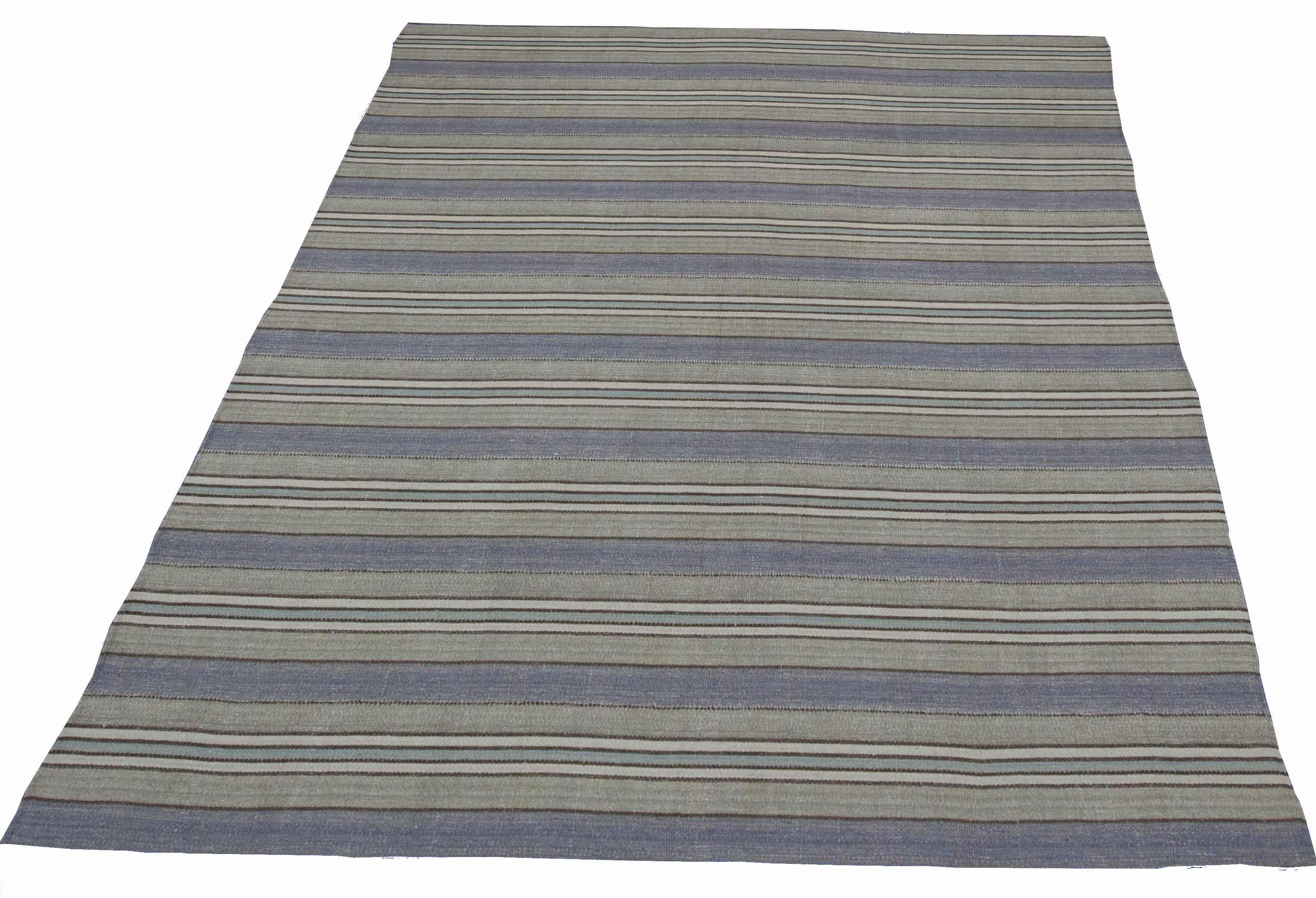 Zeitgenössischer Kelim-Teppich aus der Türkei mit blauen und grauen Streifen (Oushak) im Angebot