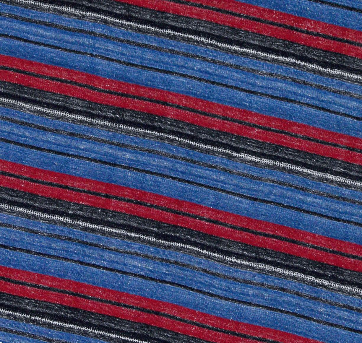 Un tappeto turco di nuova produzione, tessuto a mano con la migliore lana di pecora e colorato con tinture vegetali del tutto naturali e sicure per l'uomo e gli animali domestici. Si tratta di un tradizionale Kilim a trama piatta con un campo blu a