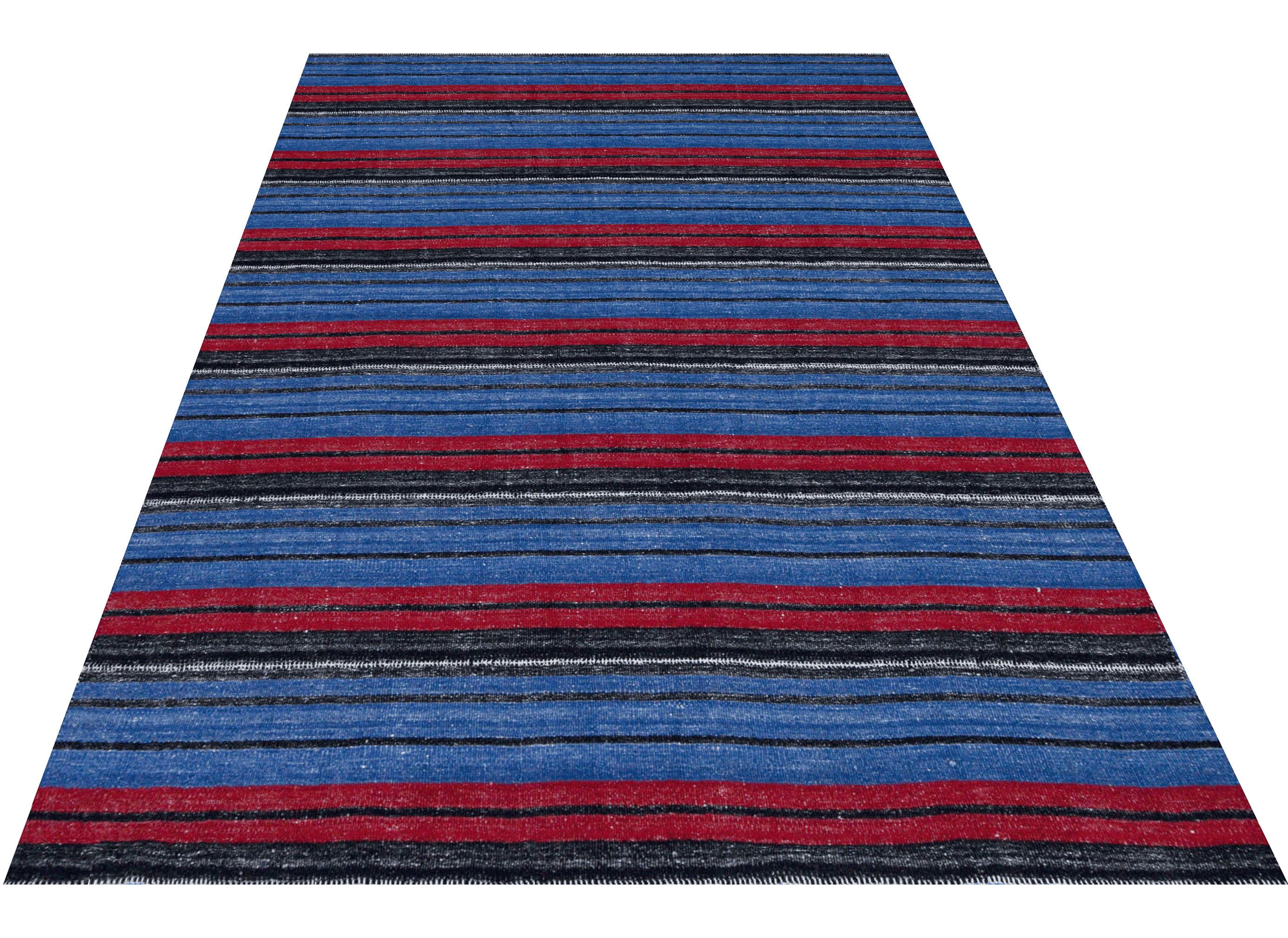 Oushak Tappeto contemporaneo Rug & Kilim blu a strisce rosse e nere in vendita
