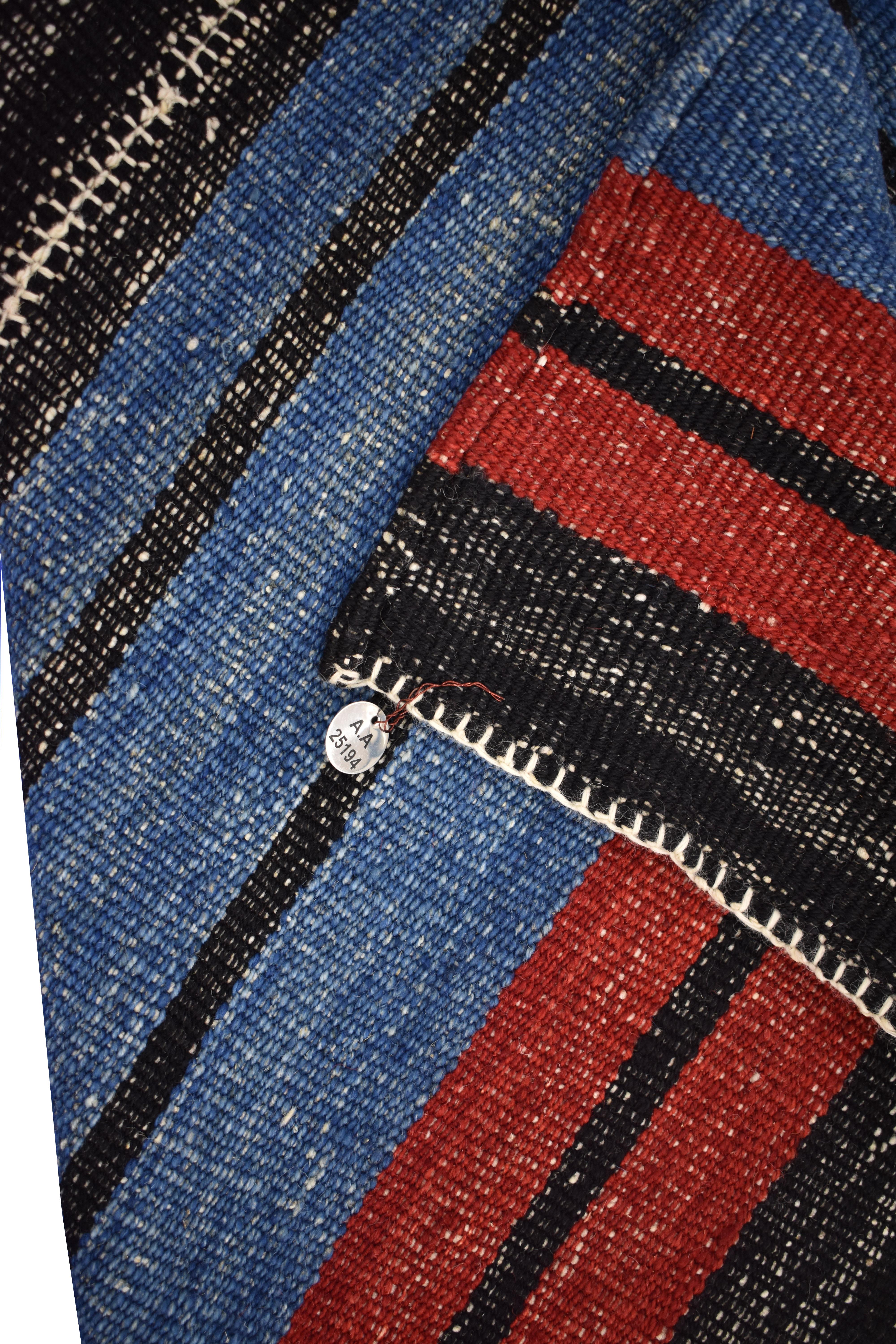 Turco Tappeto contemporaneo Rug & Kilim blu a strisce rosse e nere in vendita