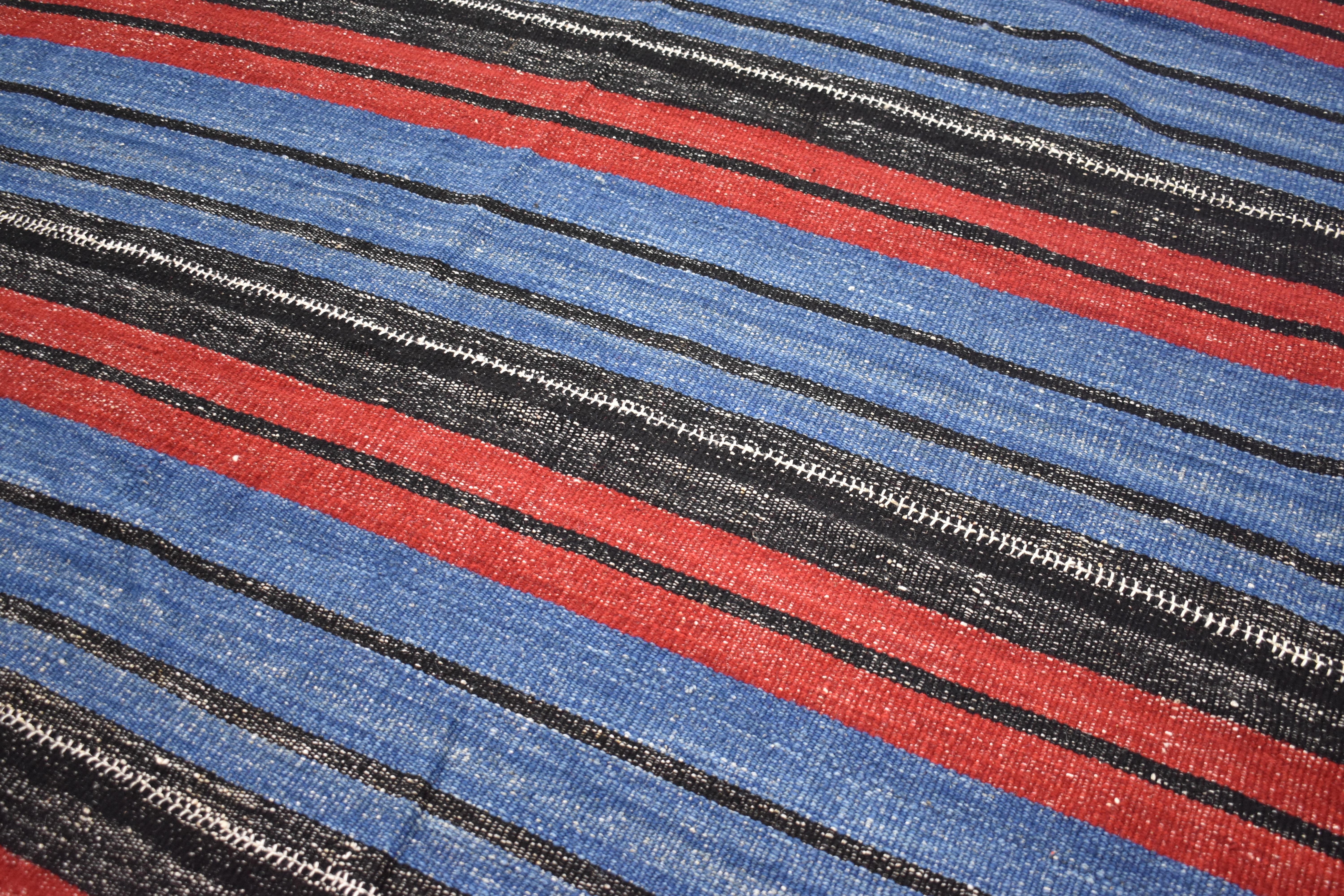 Tessuto a mano Tappeto contemporaneo Rug & Kilim blu a strisce rosse e nere in vendita