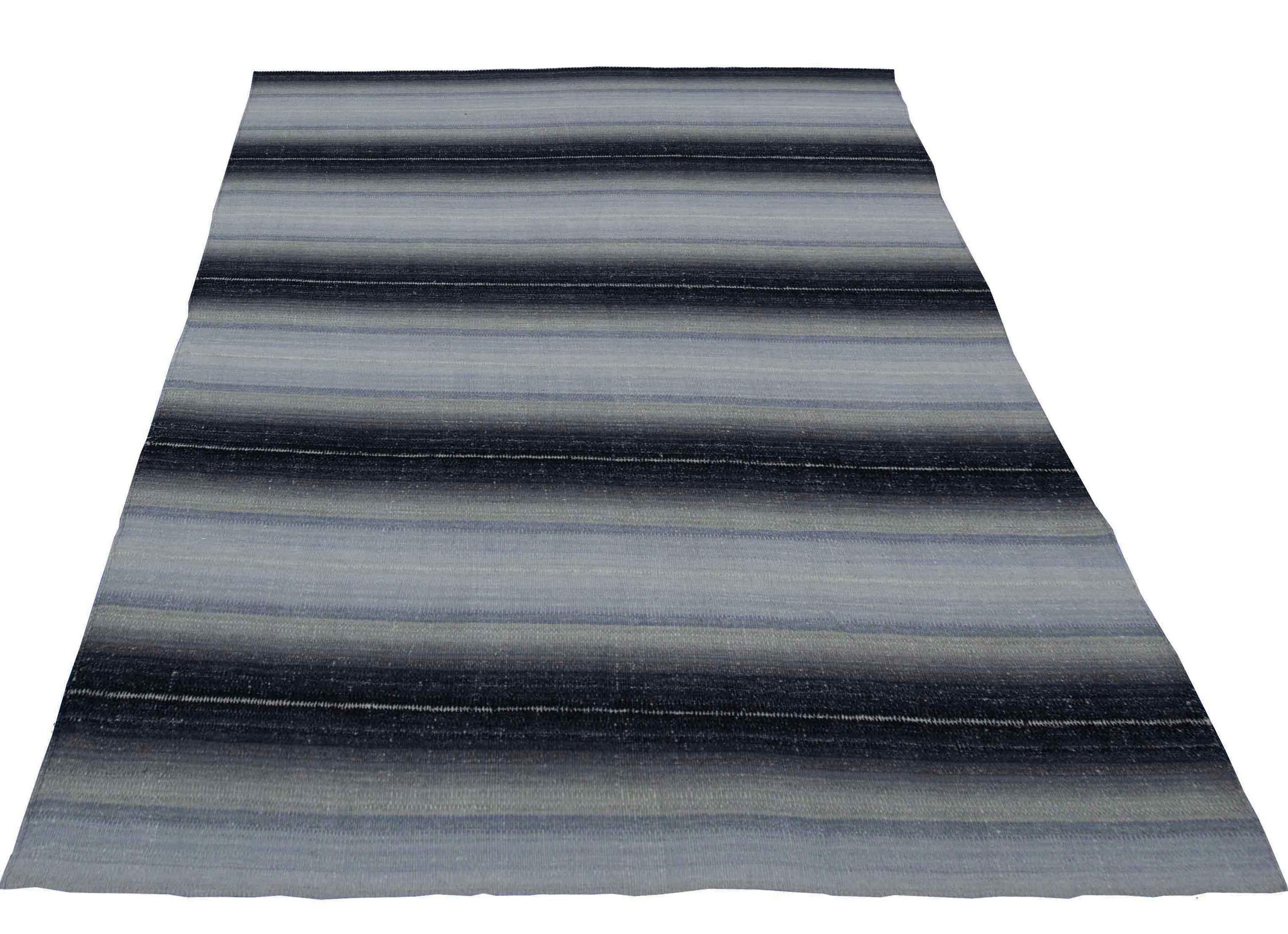 Ein türkischer Teppich aus neuer Produktion, handgewebt aus feinster Schafwolle und gefärbt mit natürlichen Pflanzenfarben, die für Menschen und Haustiere sicher sind. Es handelt sich um ein traditionelles Kelim-Flachgewebe mit einem schönen beigen