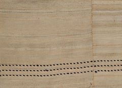 Rug & Kilim contemporaneo con tre fiamme rosse su bianco di Alberto Levi's Gallery