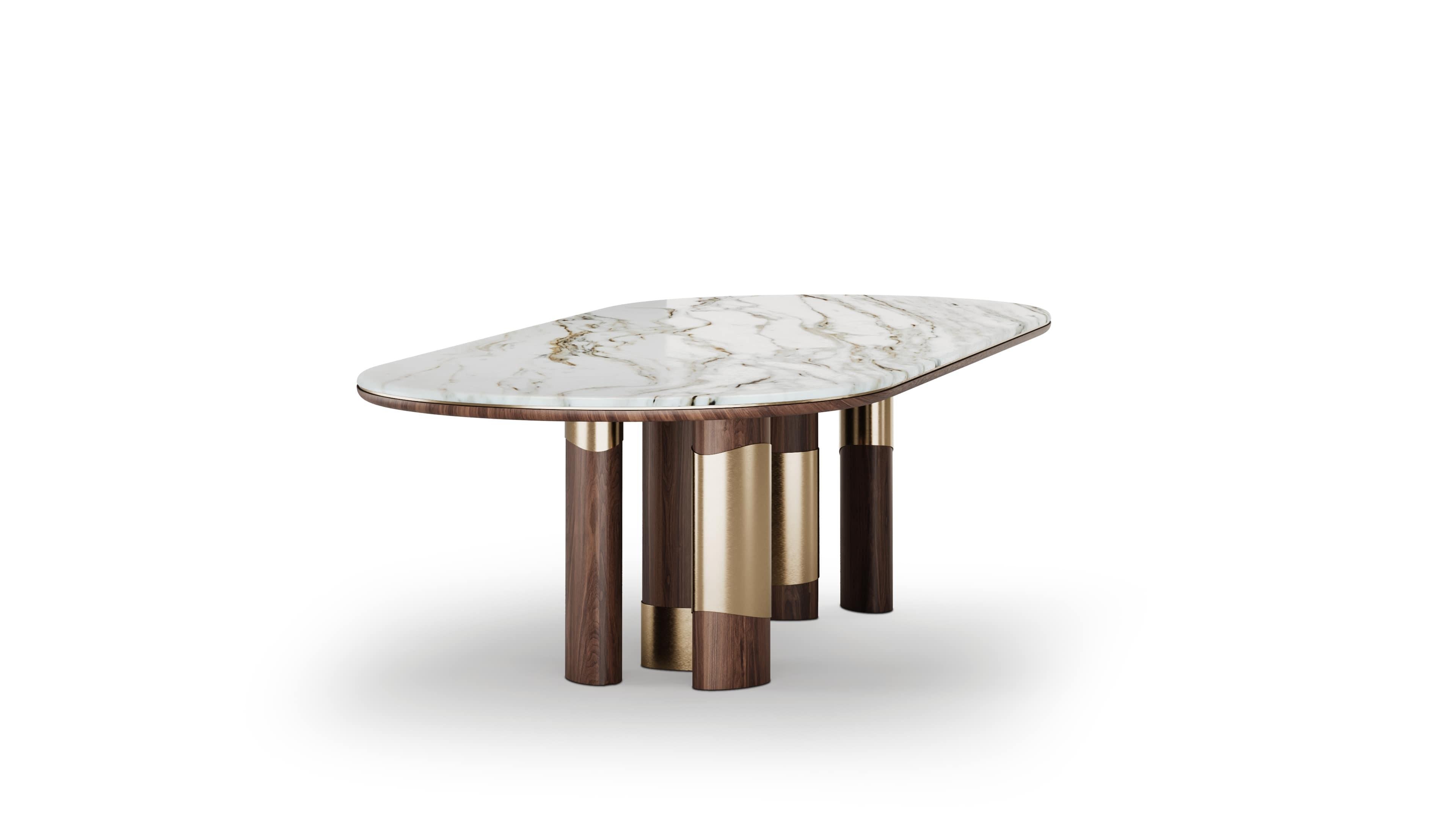 Mesa de comedor contemporánea Korin de nogal, tapa de mármol dorado calacatta y latón Moderno de mediados de siglo en venta