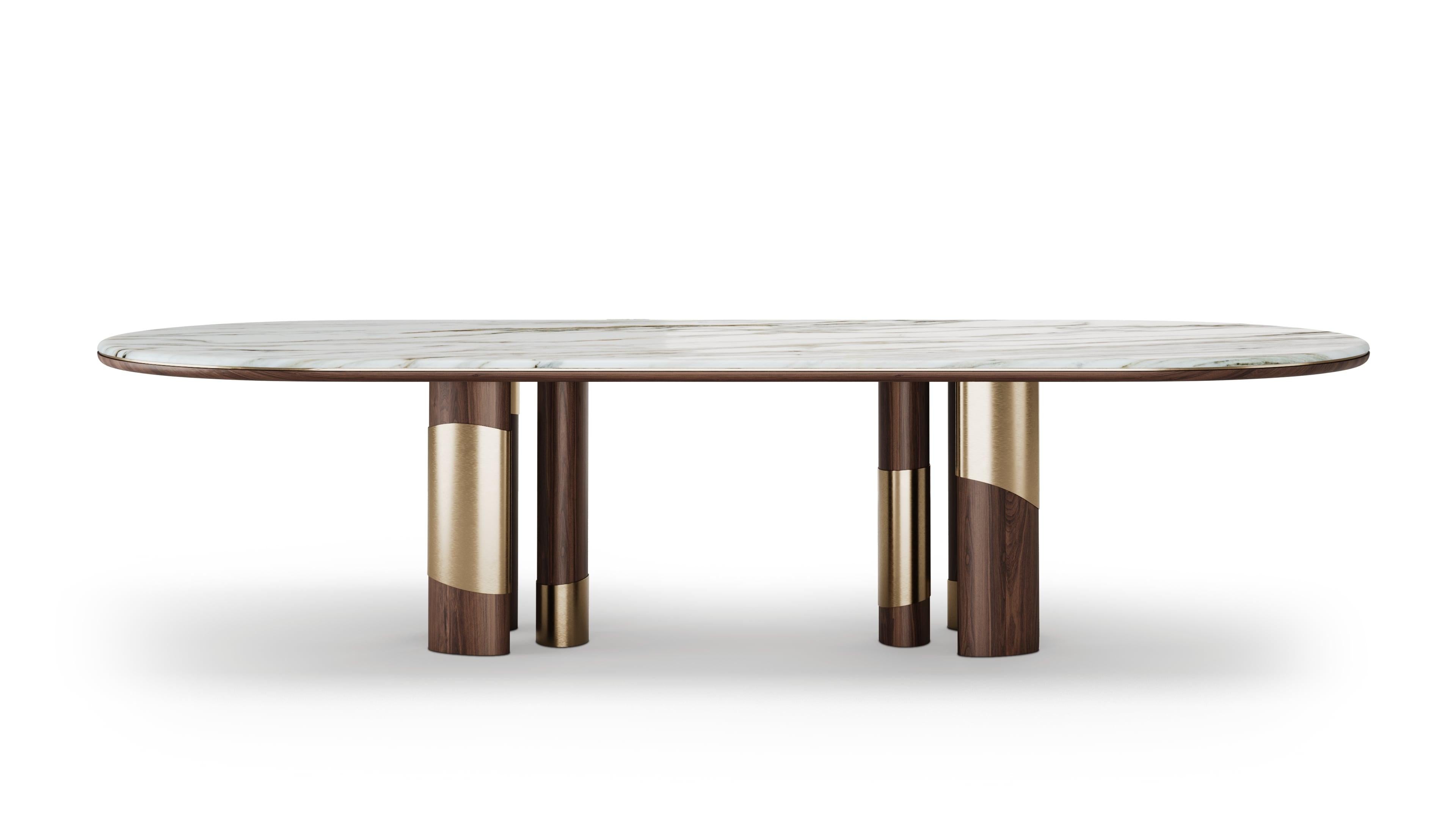 Mesa de comedor contemporánea Korin de nogal, tapa de mármol dorado calacatta y latón Cepillado en venta