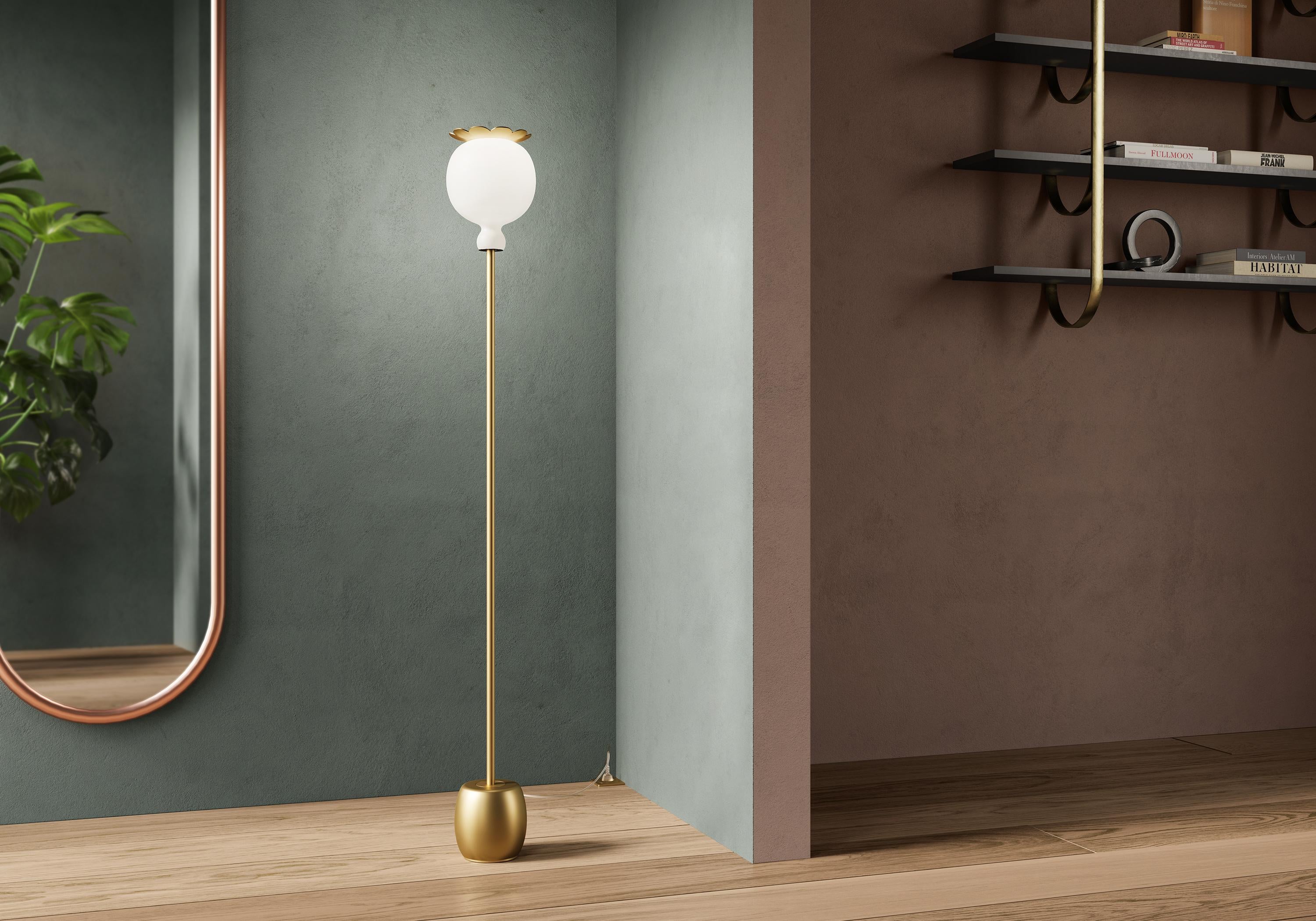OPYO floor brass finish

The intelligence of nature with its perfect and unexpected forms is the inspiration behind the Opyo design. The delicate, clean lines of the poppy seed pod inspire the opal glass diffuser. It is supported by a long metal