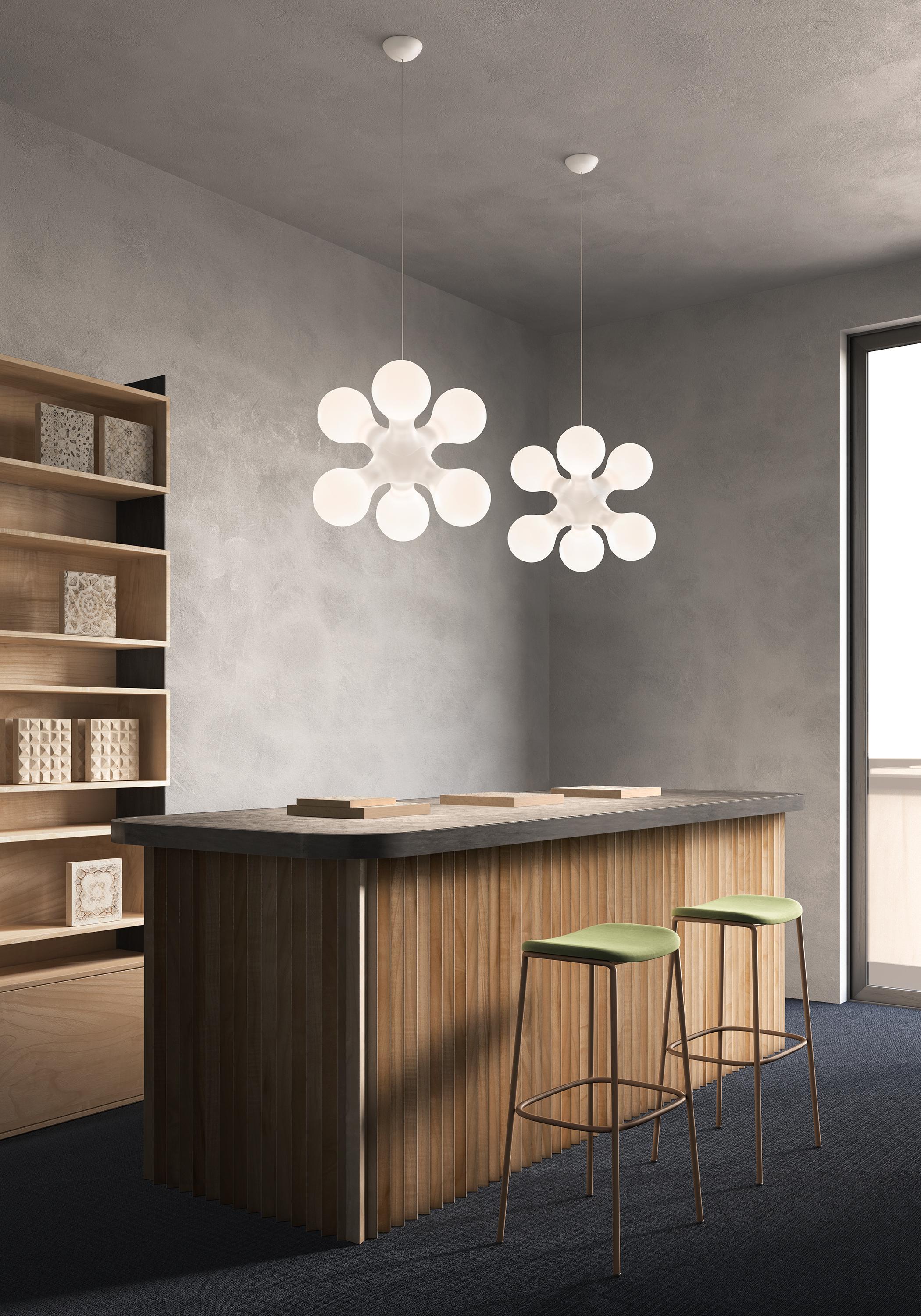 A luminous object with an organic, sinuous design somewhere between science and art. A magnified version of the atom, for a suspended light that is even more eye-catching when arranged in sequence, perfect for large spaces. Suspension lamp with