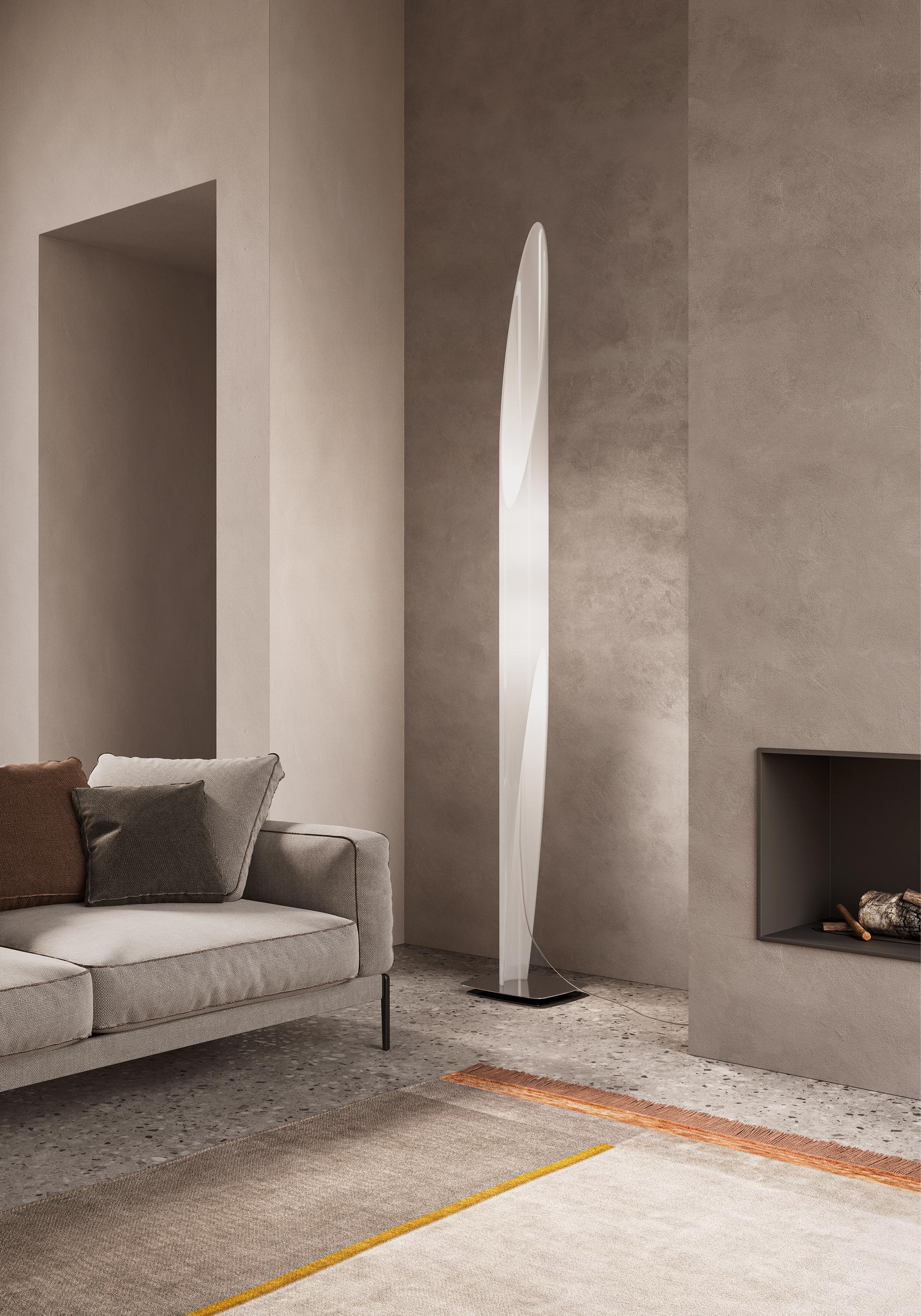 Shakti 200

Industrial language finds an unusual expression and plays on simple, clean lines. The tubular diffuser, sliced diagonally at both ends, acquires a new impetus. Formal purity for a floor lamp that is always up-to-date. Floor lamp with