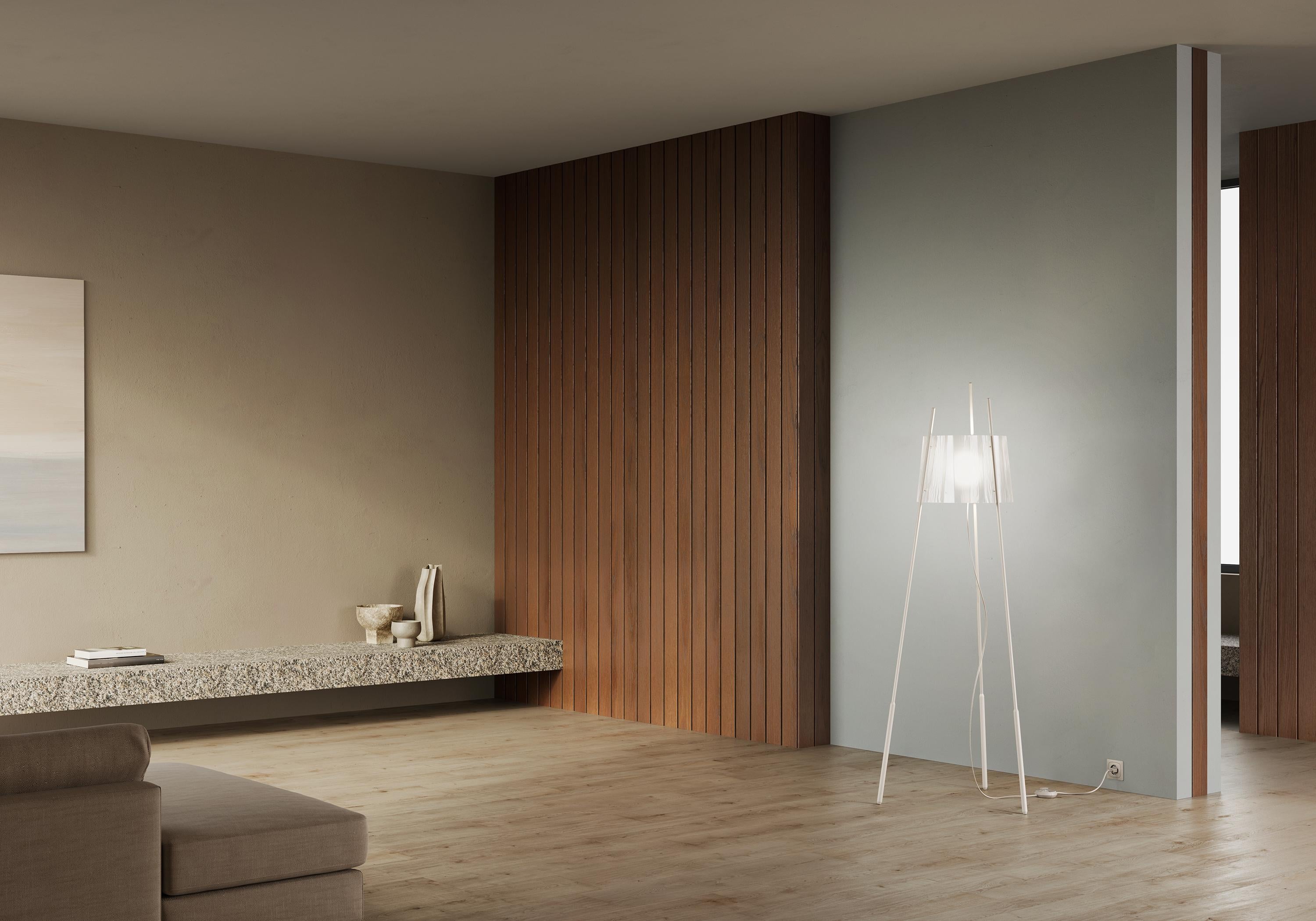 TYLA white finish

The long slender stems of the bulrush, an elegant aquatic plant, are the inspiration behind the elements which support this light with a delicate, almost lyrical design. And the same movement of the plant in the wind is