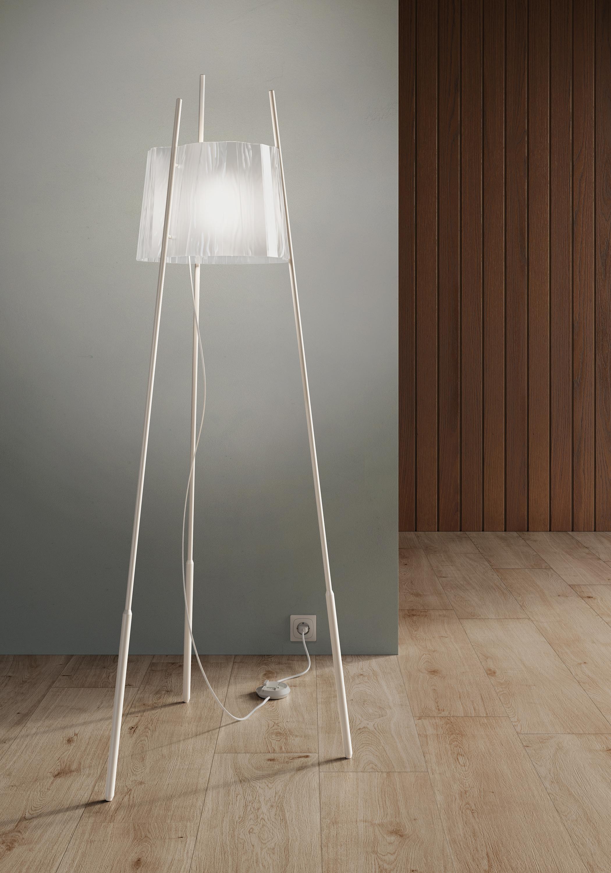 Minimaliste Lampadaire contemporain Kundalini Sadler Tyla à trois pieds en verre blanc en vente