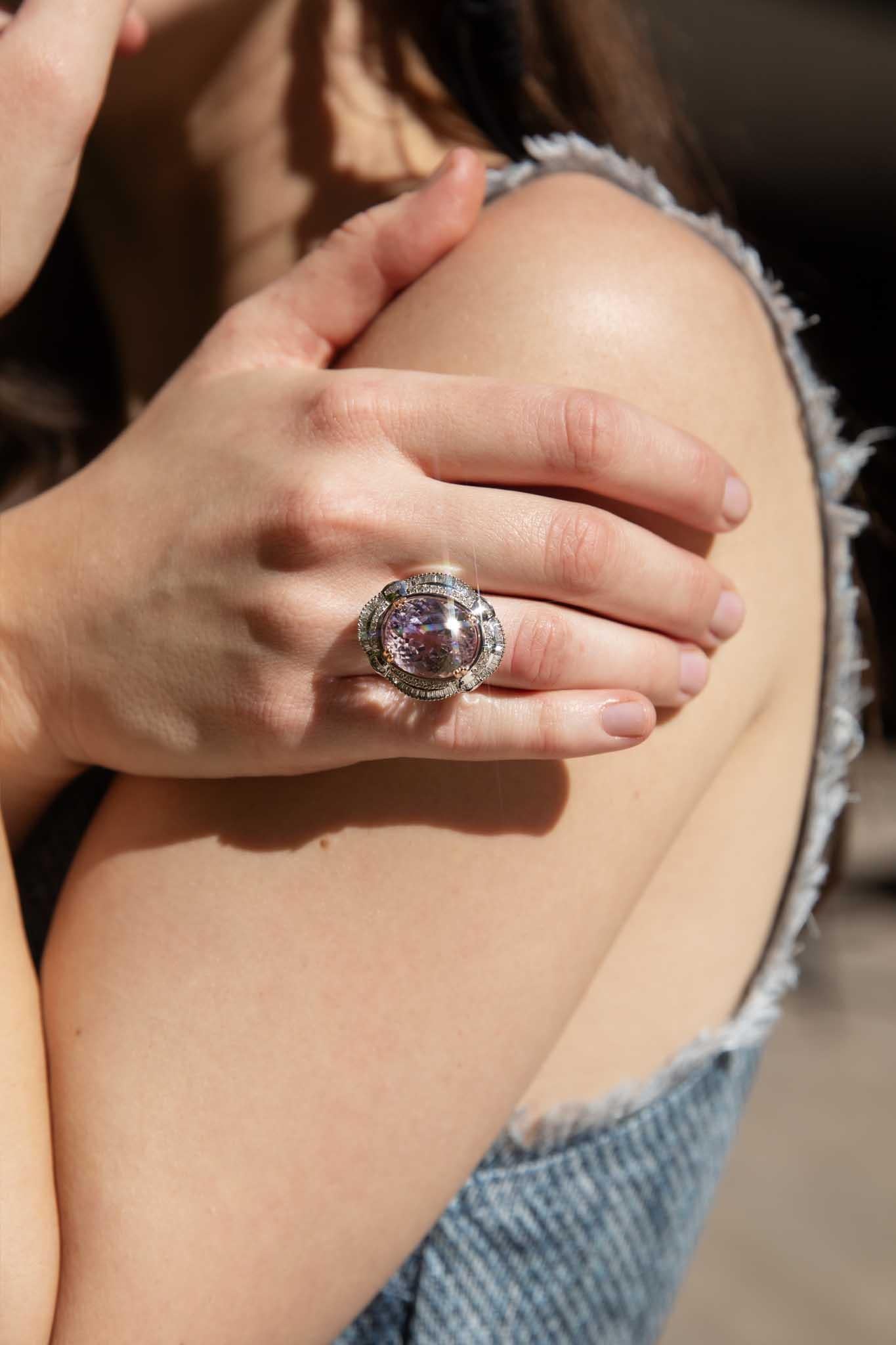 Contemporary Kunzite & Diamond Ring 14 Carat White & Rose Gold For Sale 4