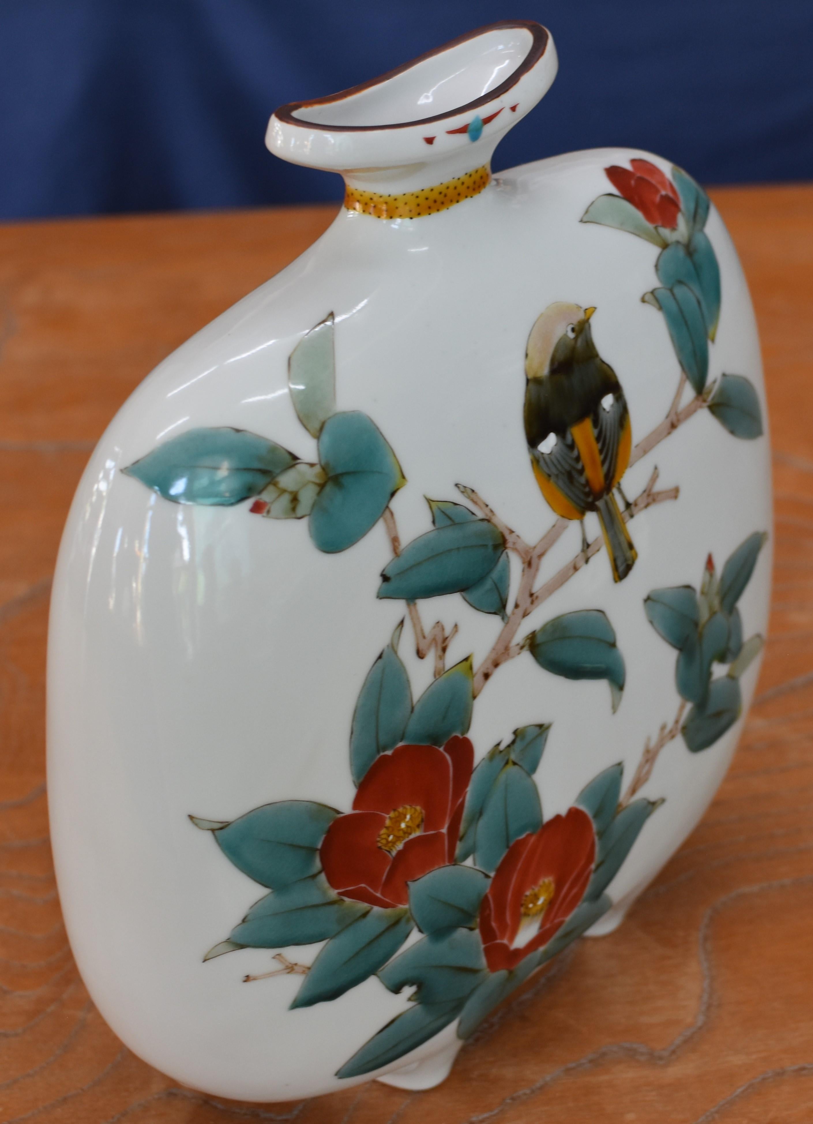 Contemporary Kutani Decorative Porcelain Vase by Japanese Master Artist In New Condition In Takarazuka, JP