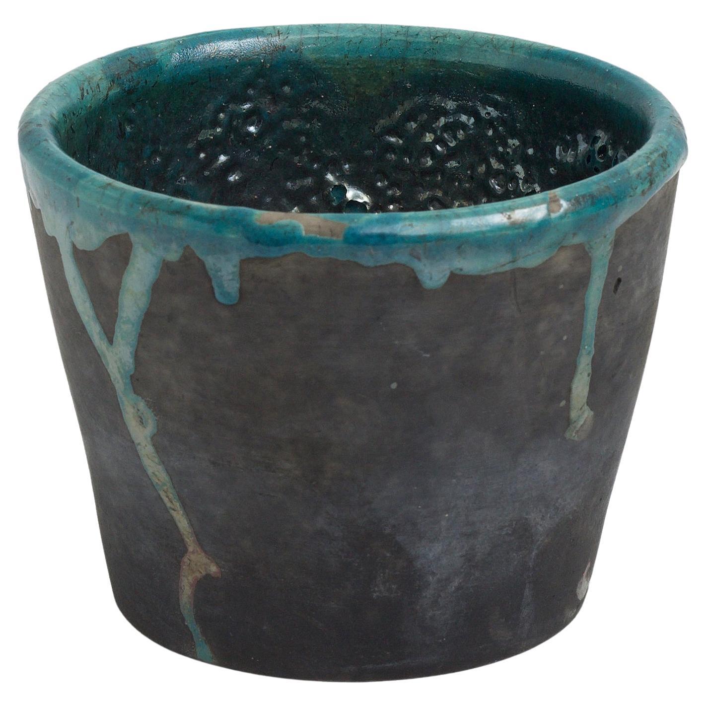 Vase contemporain Laab Artide en céramique Mangkuk avec revêtement en métal noir et vert
