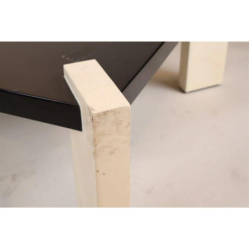 Laque Table basse contemporaine en laque et peau de chèvre en vente